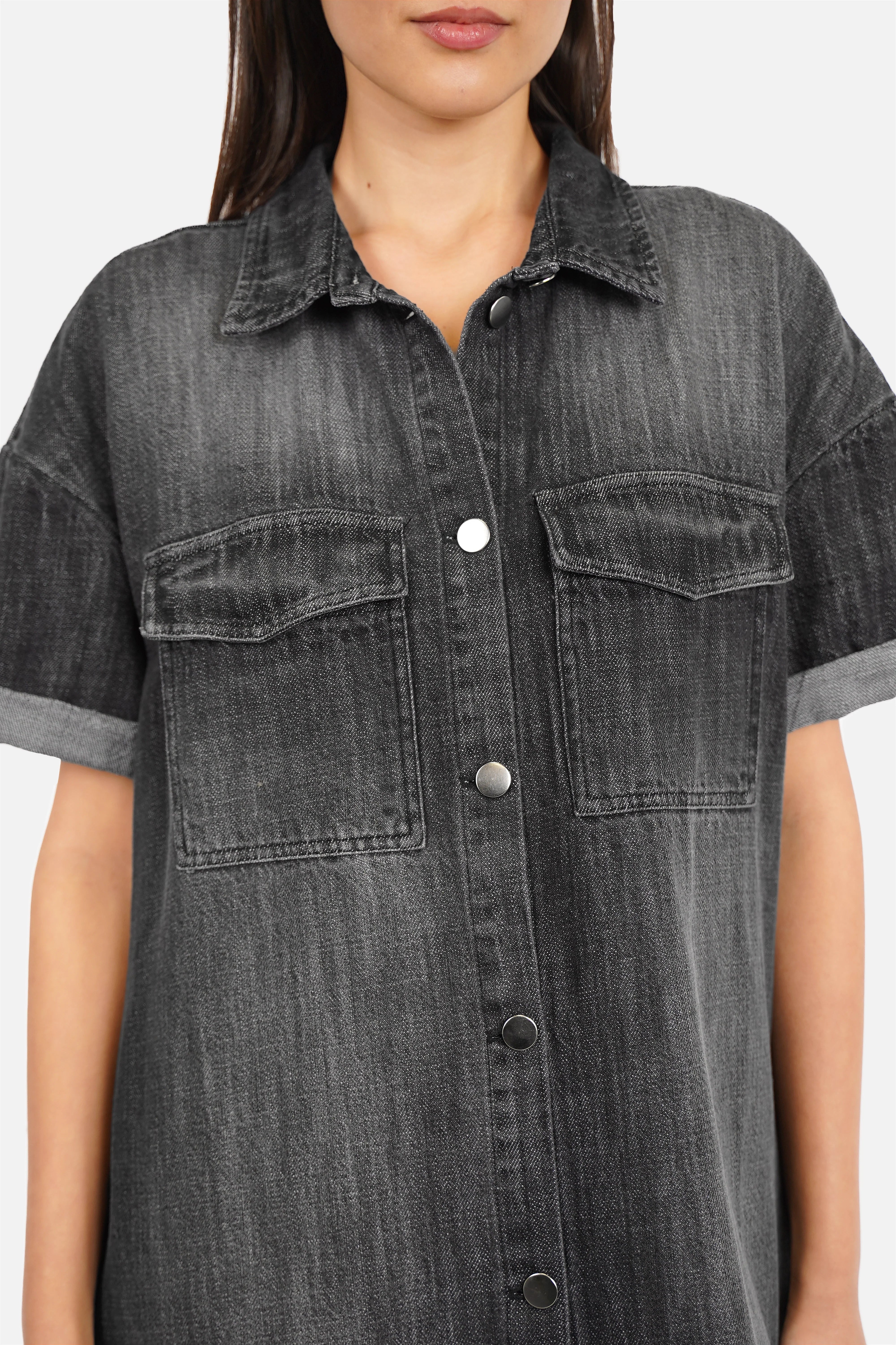 Jeanskleid TABITA aus weicher Baumwolle mit Gradient-Waschung, Hemdkragen, halblangen Ärmeln, seitlichen Taschen und Knopfleiste in Midi-Länge