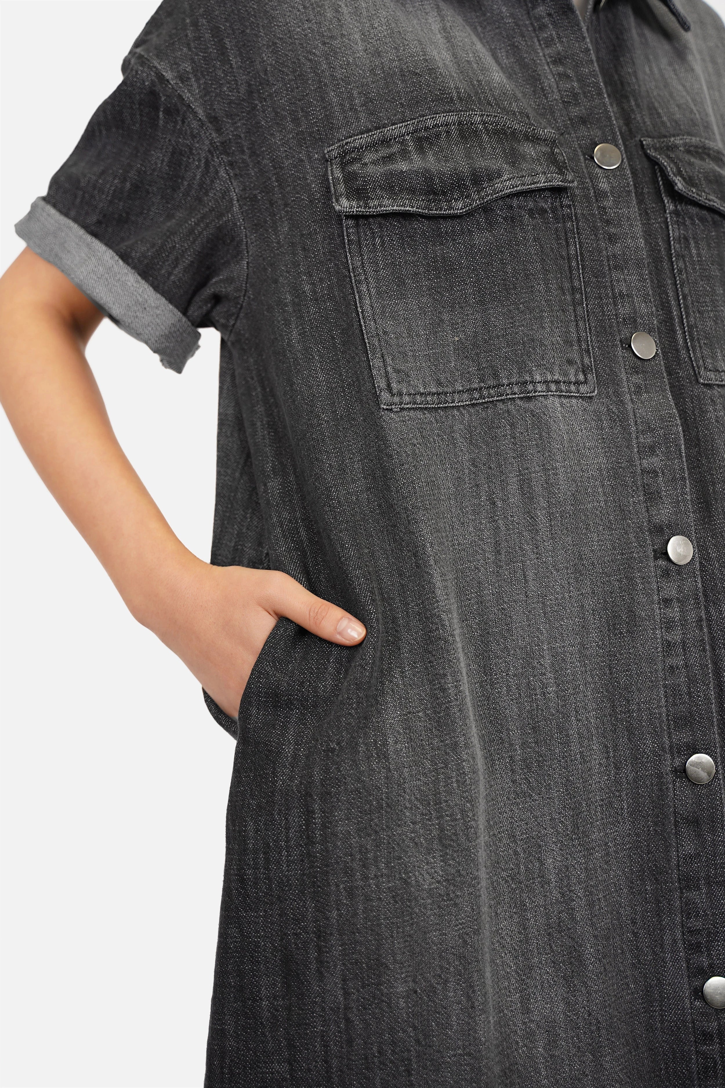 Jeanskleid TABITA aus weicher Baumwolle mit Gradient-Waschung, Hemdkragen, halblangen Ärmeln und seitlichen Eingrifftaschen in Regular Fit und Midi-Länge