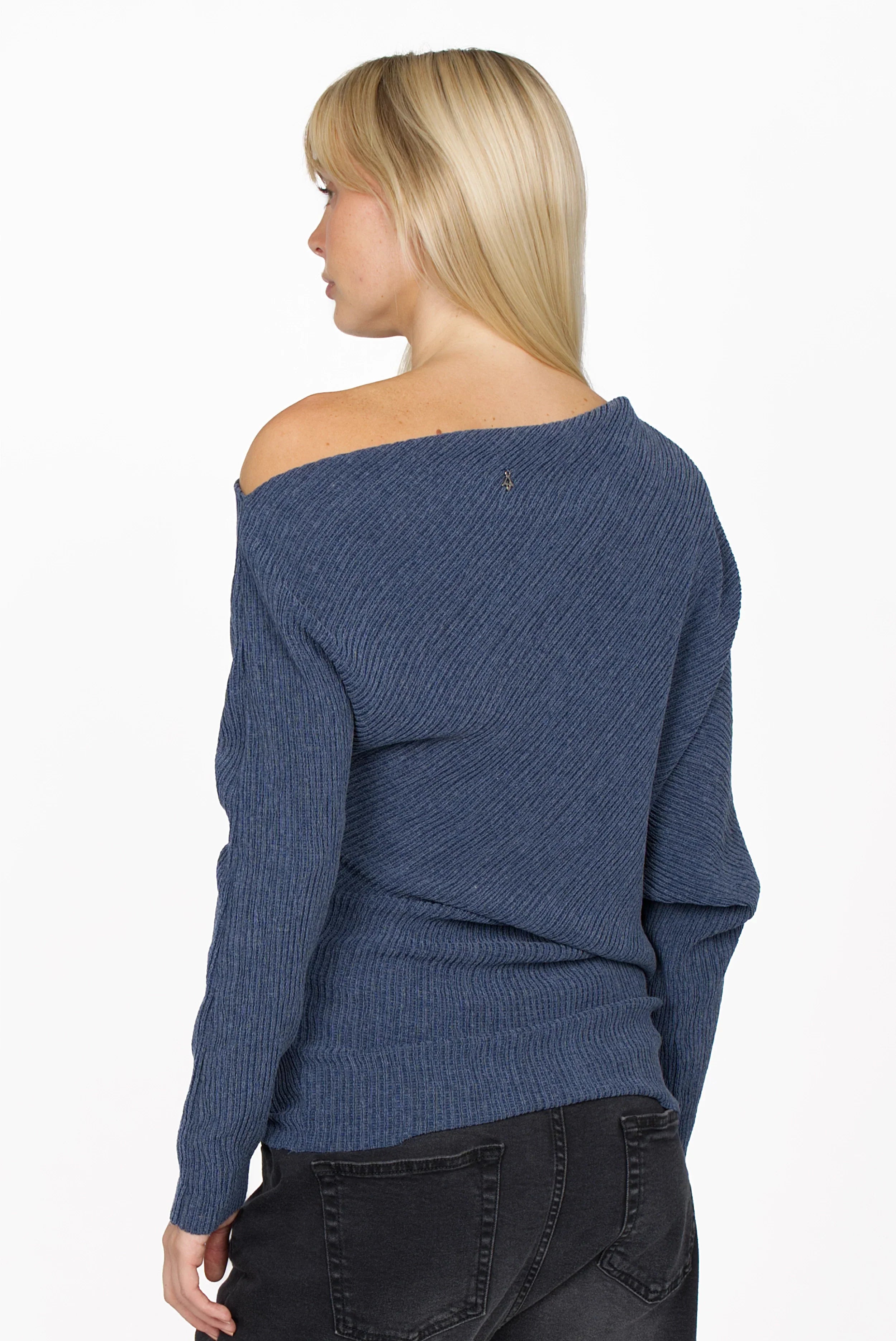 Damen trägt TALIE One-Shoulder Top aus plissiertem Kreppjersey mit asymmetrischem Schnitt und weitem Fledermausärmel in Blau