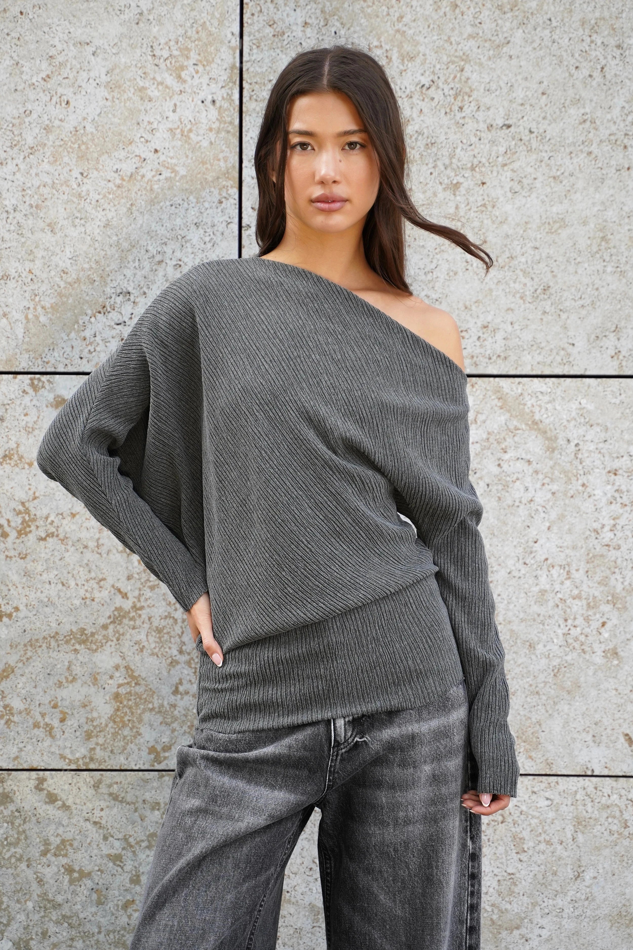 Asymmetrisches One-Shoulder Top aus plissiertem Kreppjersey mit weitem Fledermausärmel und Raw-Cut Saum in Grau