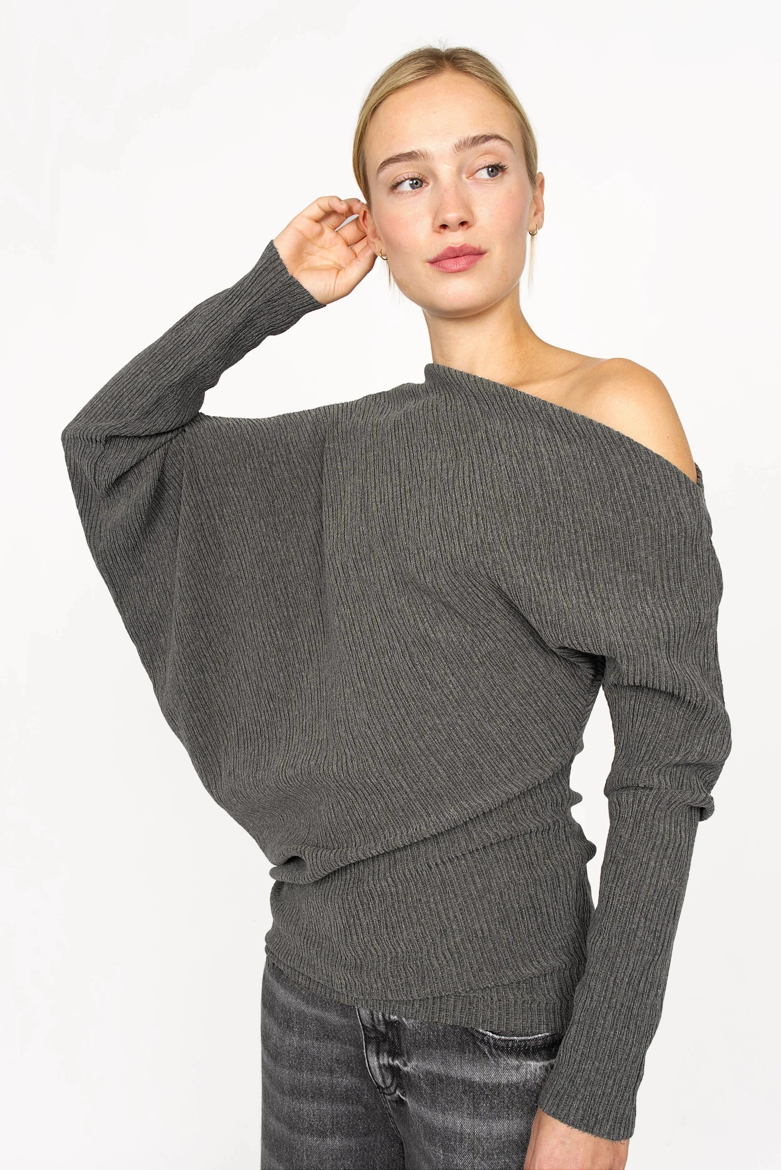 One-Shoulder Top aus plissiertem Kreppjersey mit weitem Fledermausärmel und Raw-Cut Saum in Grau