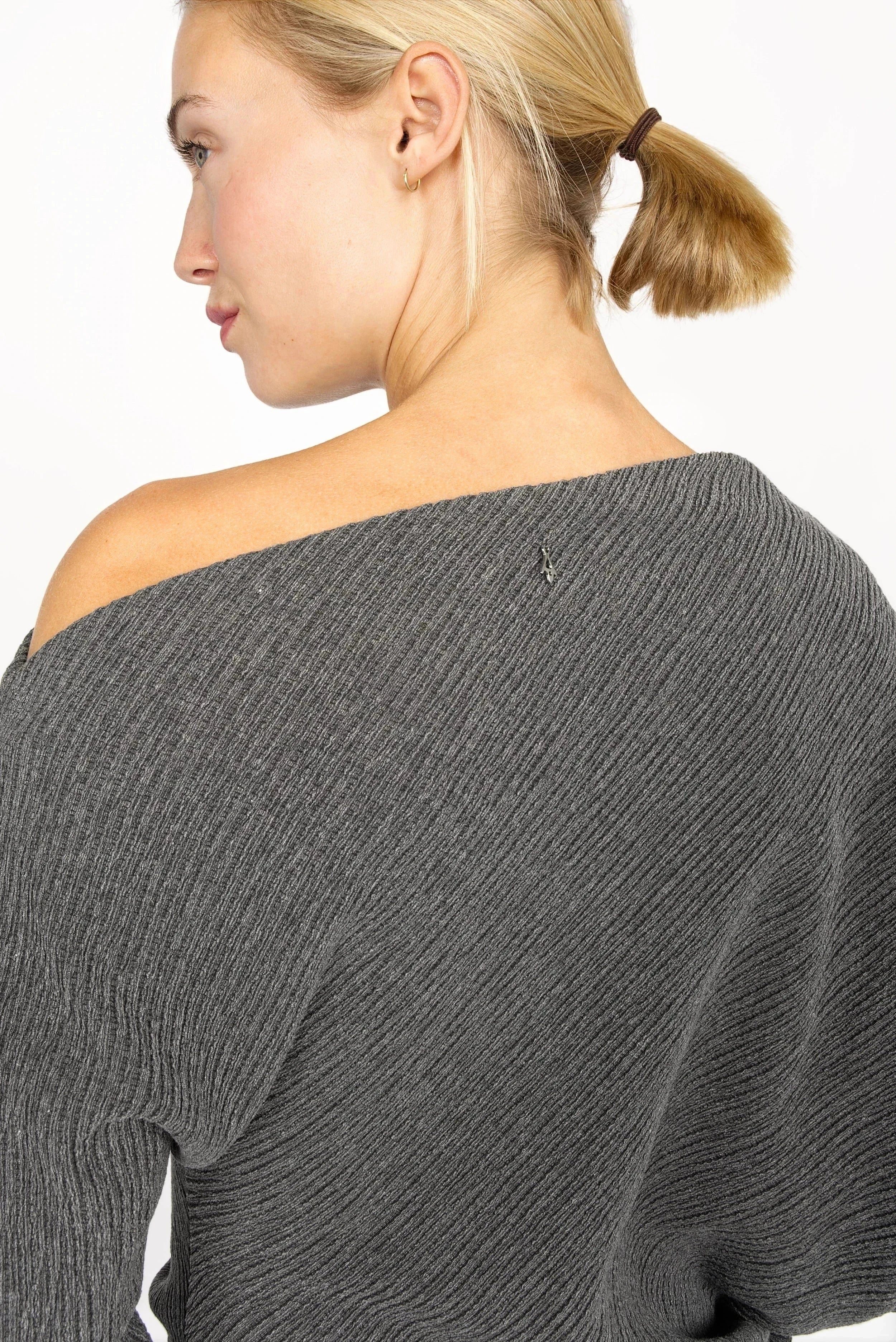 Damen One-Shoulder Top aus plissiertem Kreppjersey mit weitem Fledermausärmel und asymmetrischem Schnitt in Grau