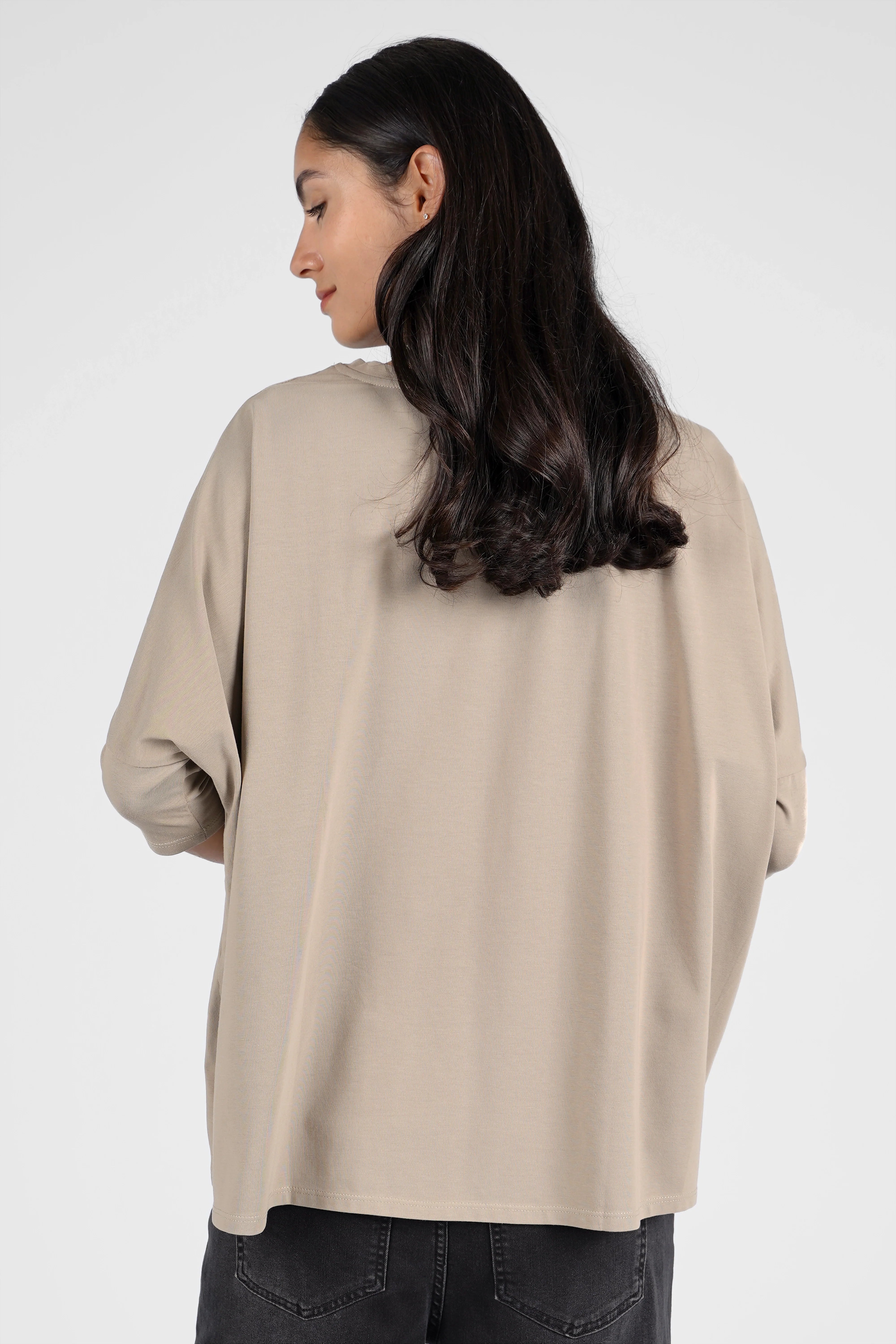 Beige locker fallendes Blusenshirt in weiter Kastenform aus hochwertiger Baumwolle mit Rundhalsausschnitt.