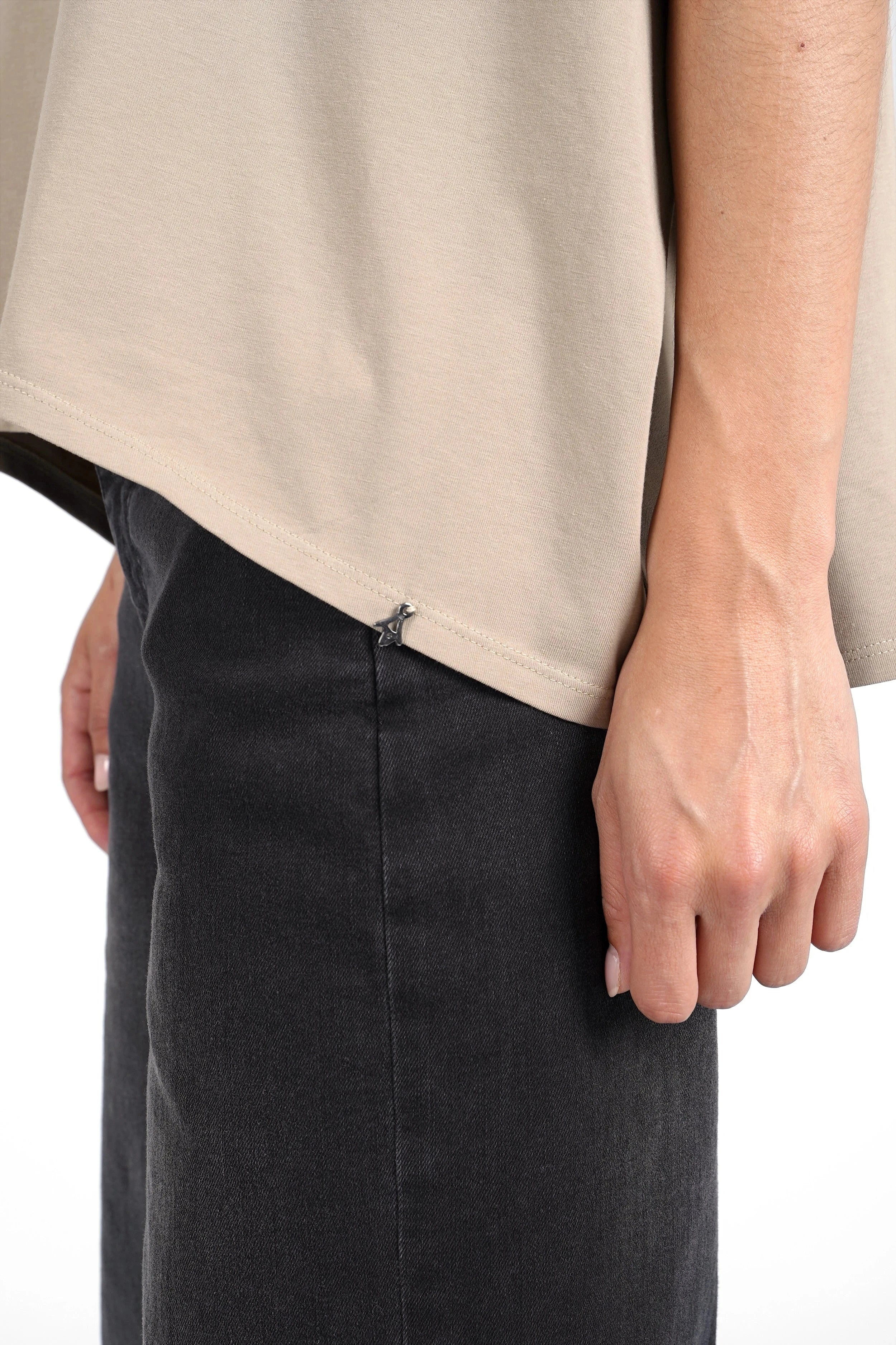 Beiges locker fallendes Blusenshirt aus hochwertiger Baumwolle mit weitem Kastenform-Schnitt und rundem Halsausschnitt.