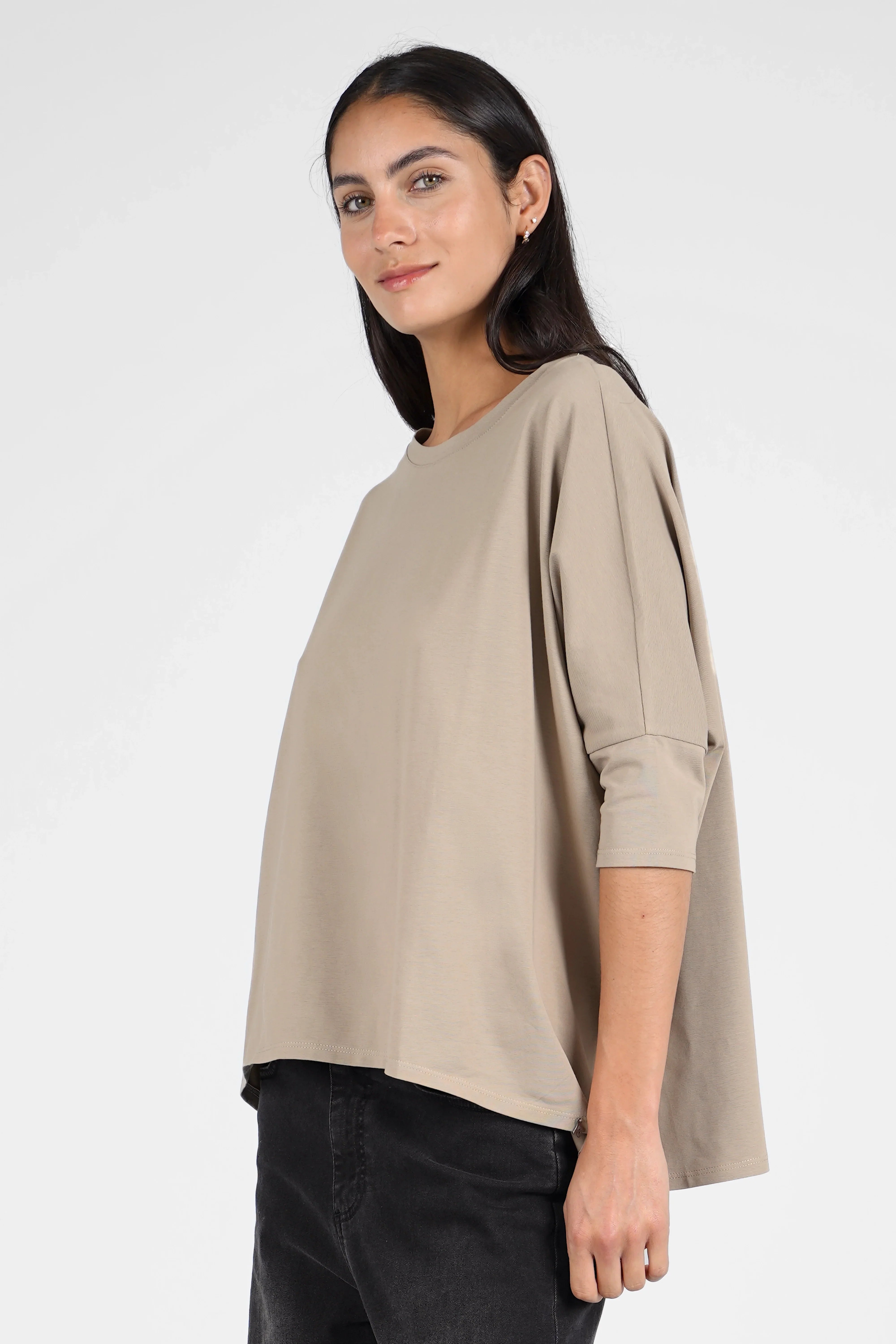 Beiges Blusenshirt in weiter Kastenform aus hochwertiger Baumwolle mit Rundhals und relaxed Schnitt.