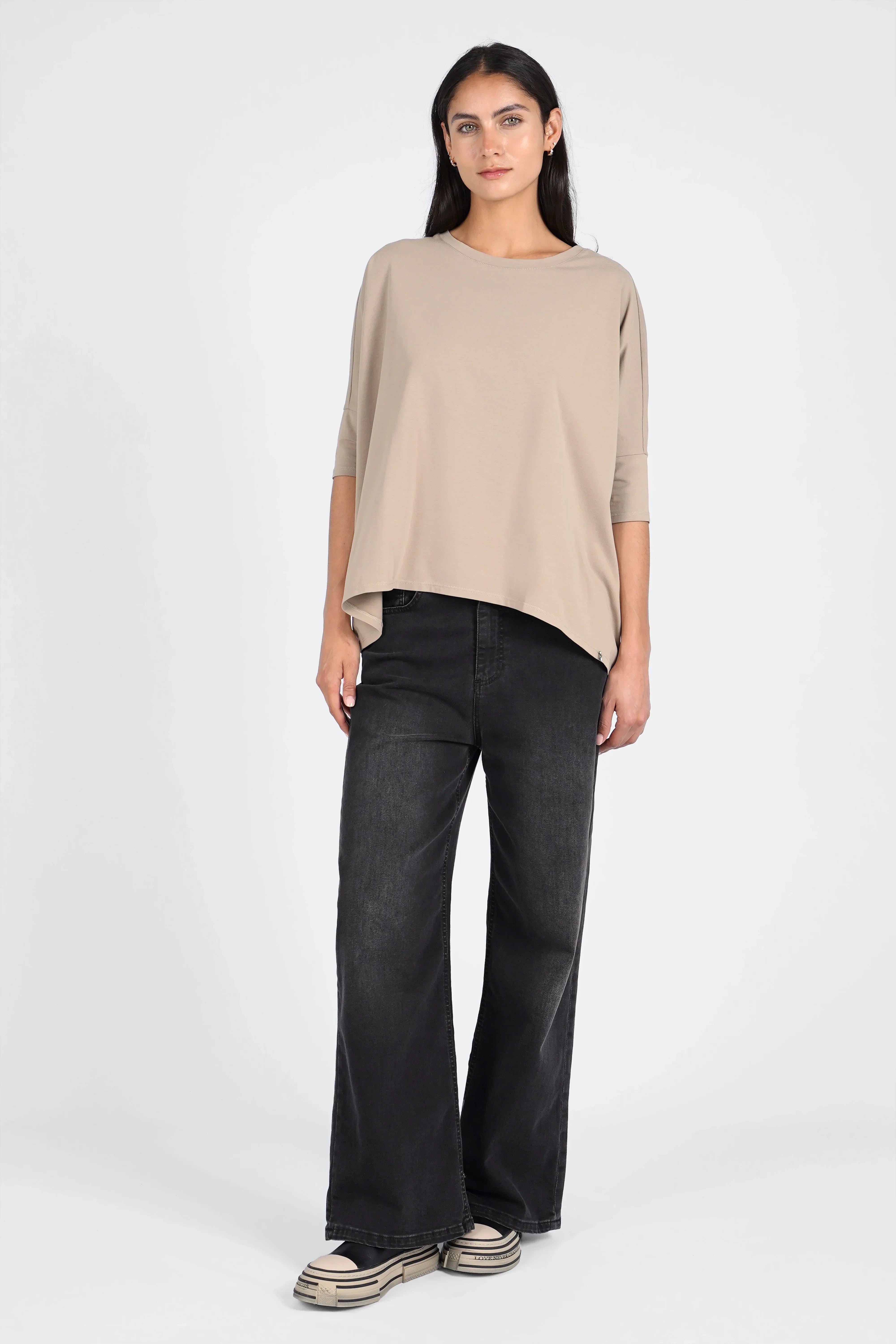 TAMI.K Blusenshirt beige relaxed fit cotton shirt with round neck and boxy shape worn with black wide-leg jeans