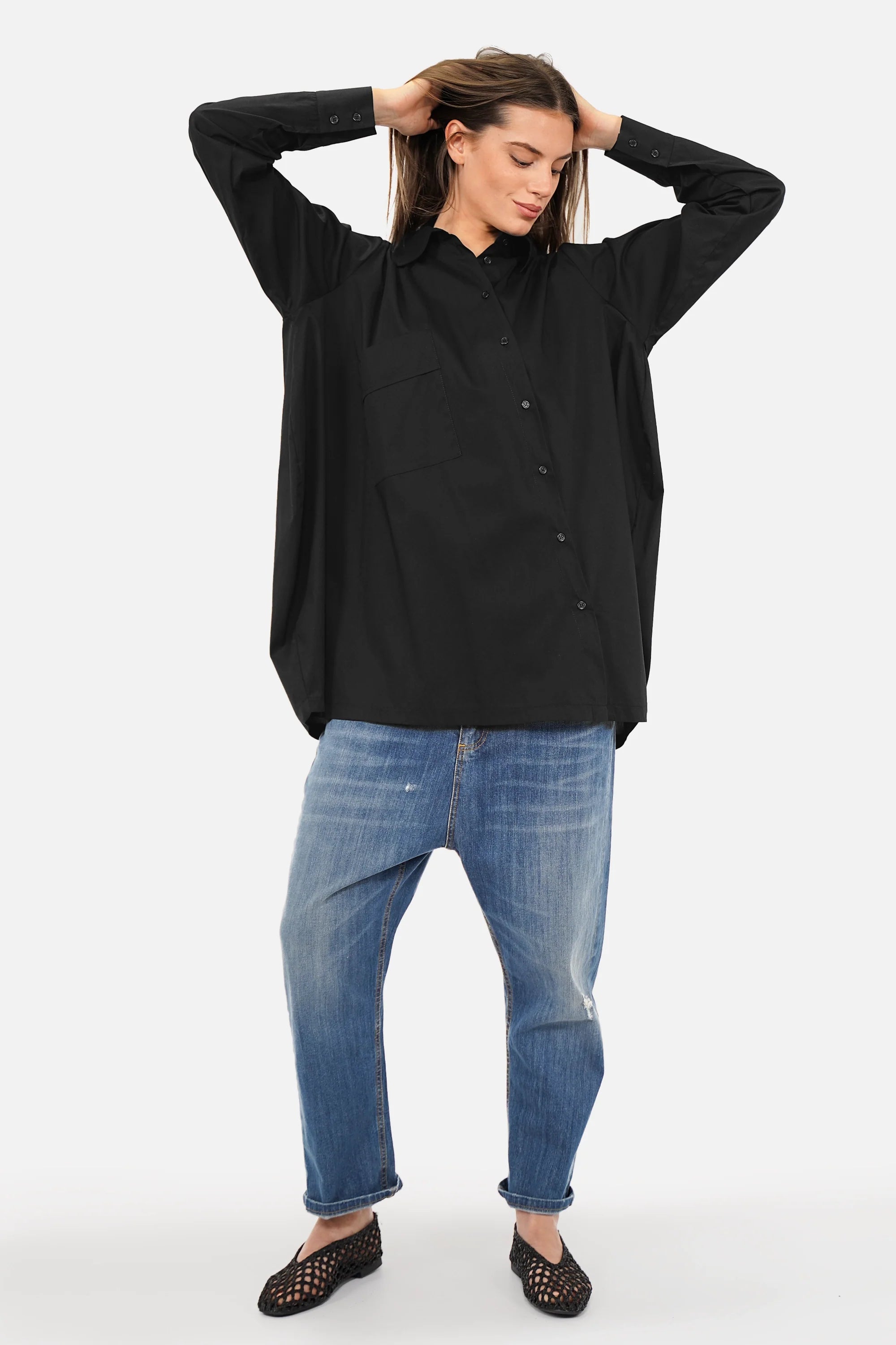 Oversized Hemdbluse mit asymmetrischer Knopfleiste und überschnittenen Schultern aus Baumwoll-Polyamid-Mix