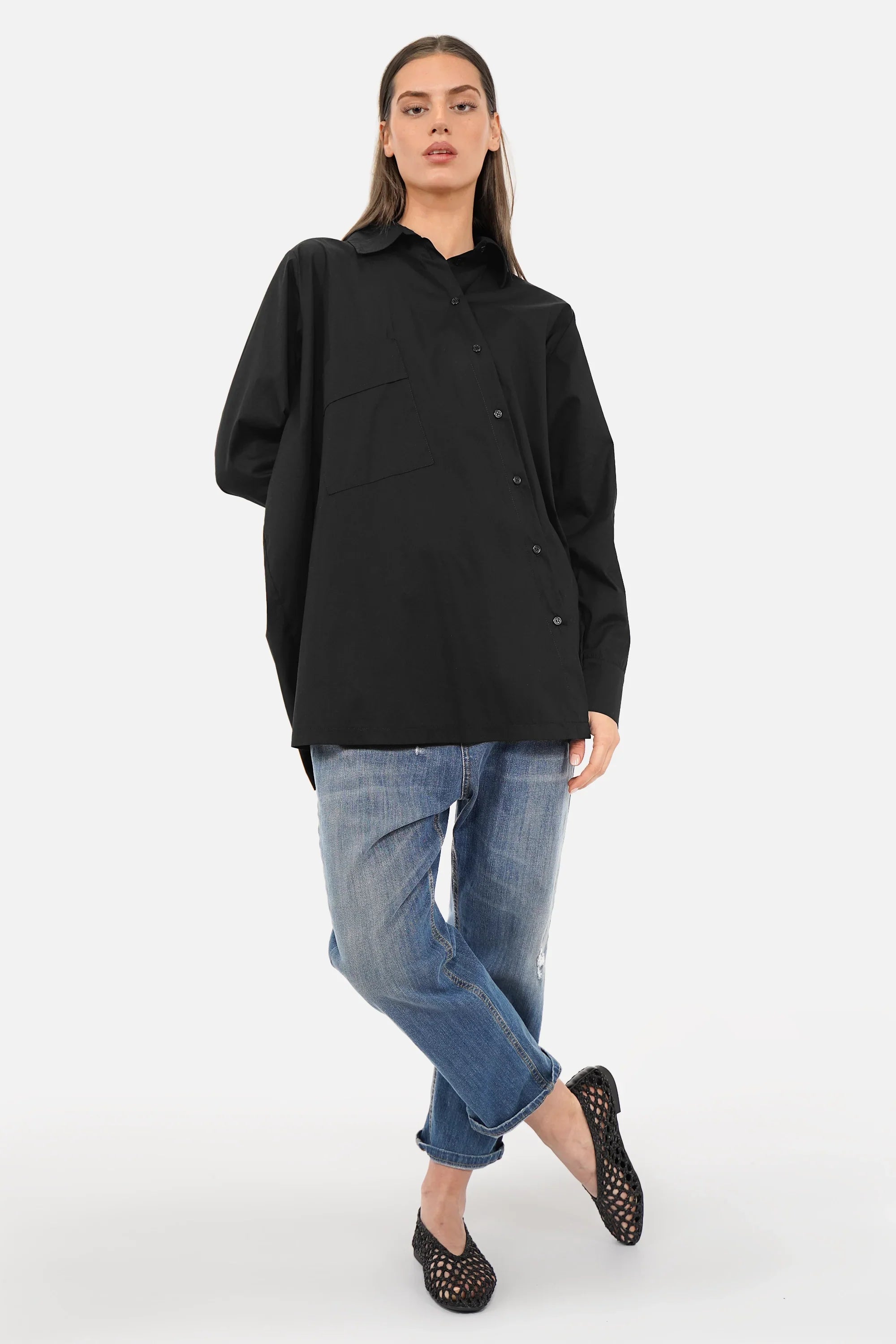 Damen Oversized Hemdbluse aus leichtem Tech-Stoff mit asymmetrischer Knopfleiste und schräge Brusttasche