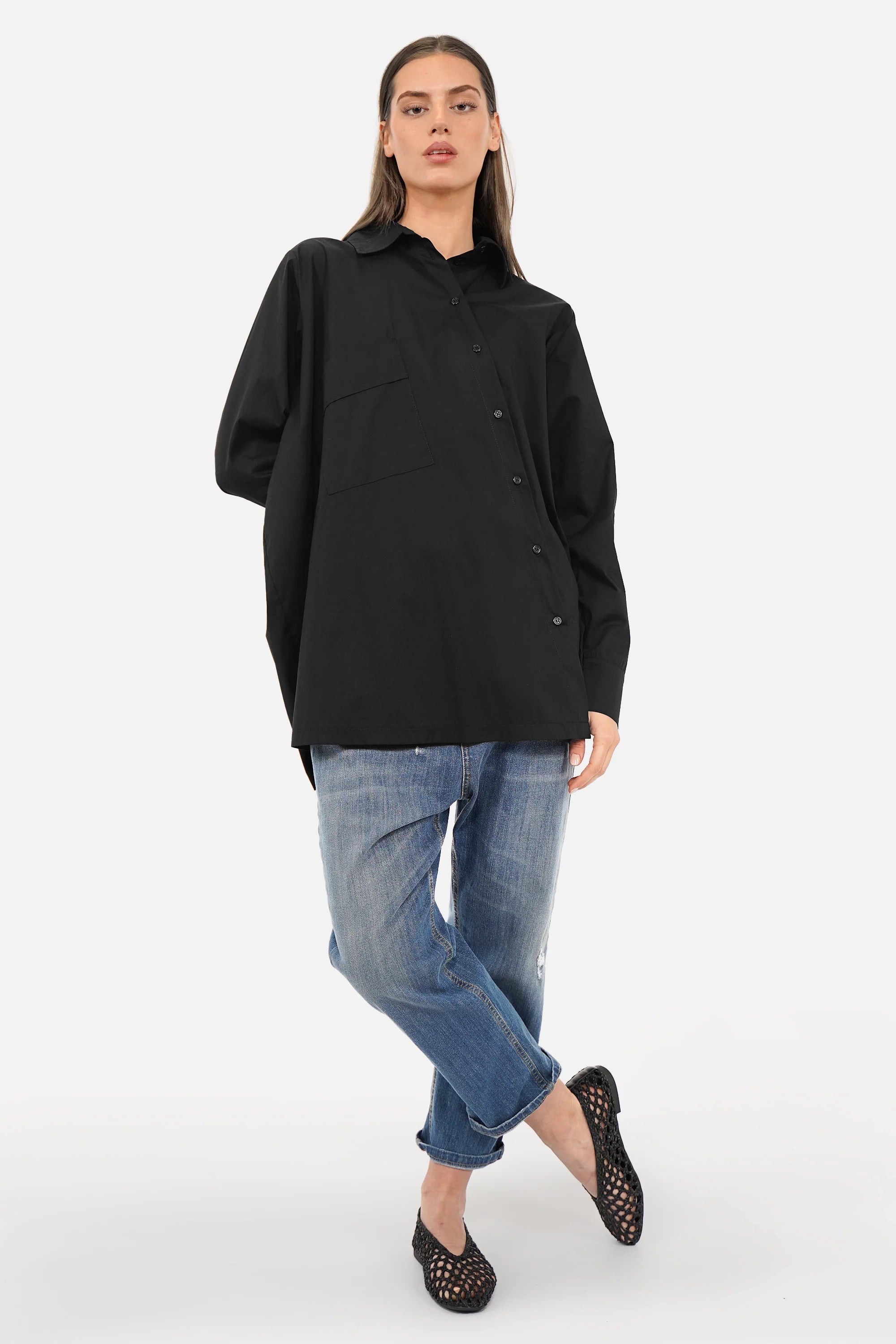 Oversized Hemdbluse mit asymmetrischer Knopfleiste und klassischem Kragen aus Baumwoll-Polyamid-Mix