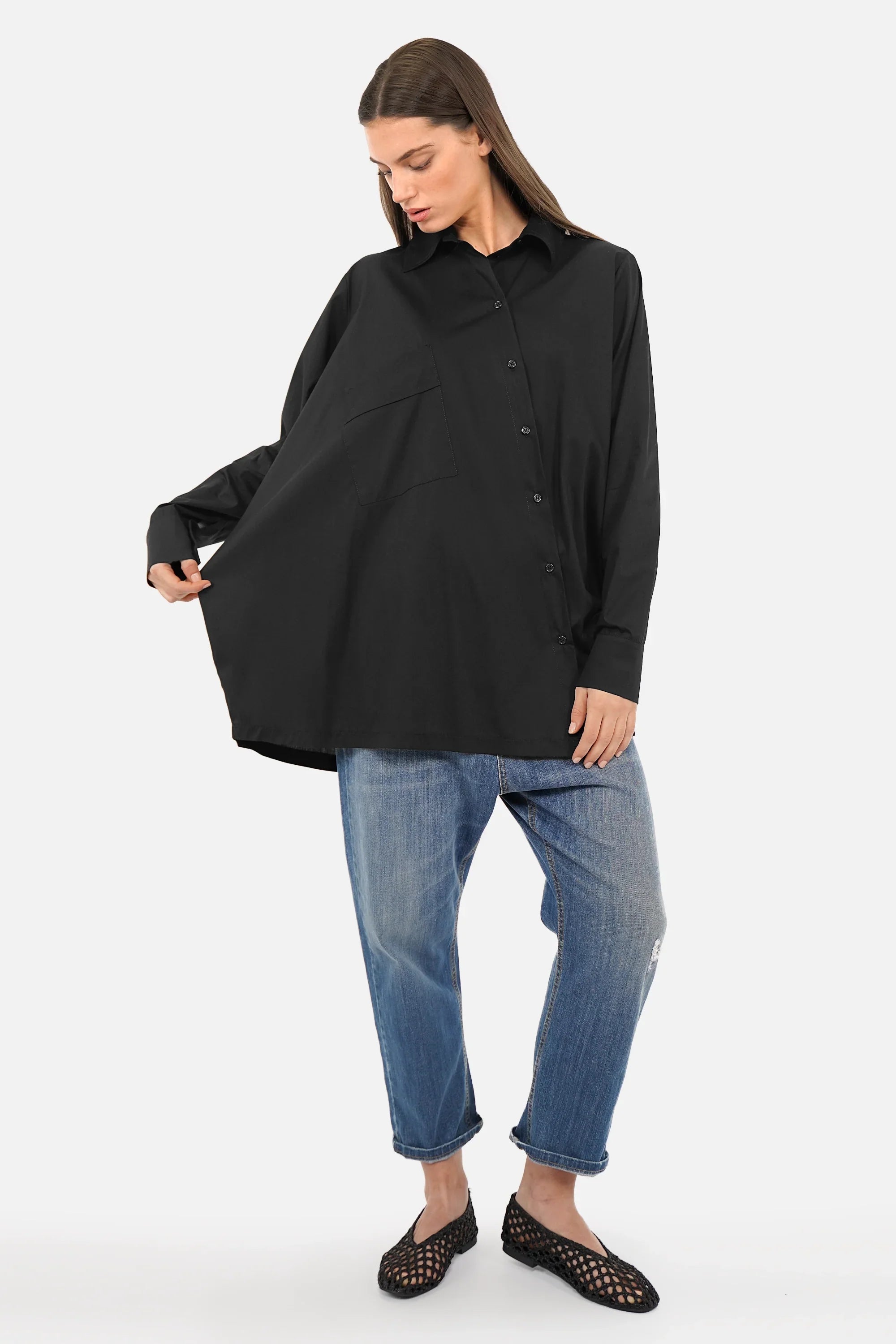 Oversized Hemdbluse aus leichtem Tech-Stoff mit asymmetrischer Knopfleiste und verlängerter Rückenpartie