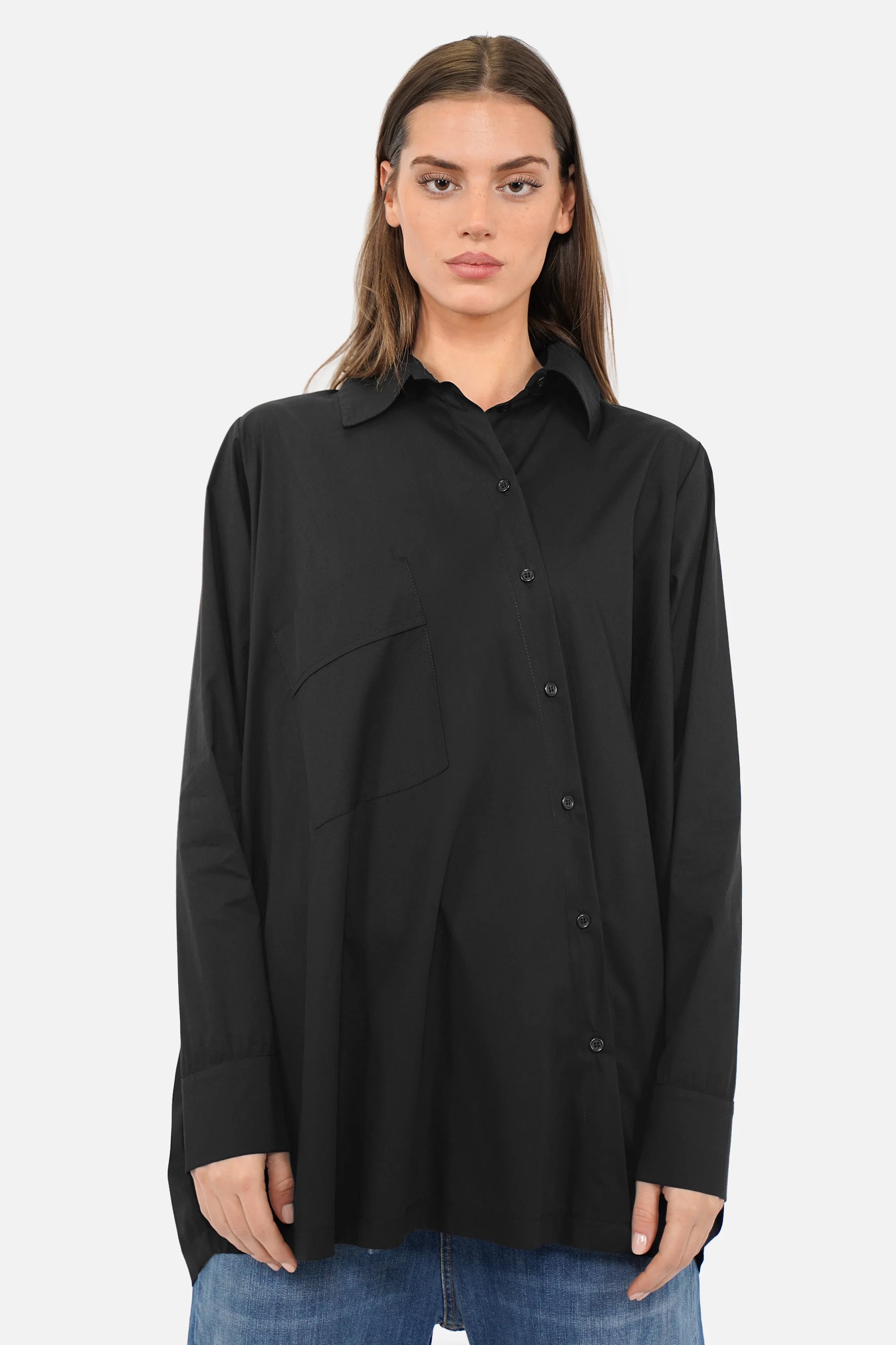 Oversized Hemdbluse aus Baumwoll-Polyamid mit asymmetrischer Knopfleiste und überschnittenen Schultern