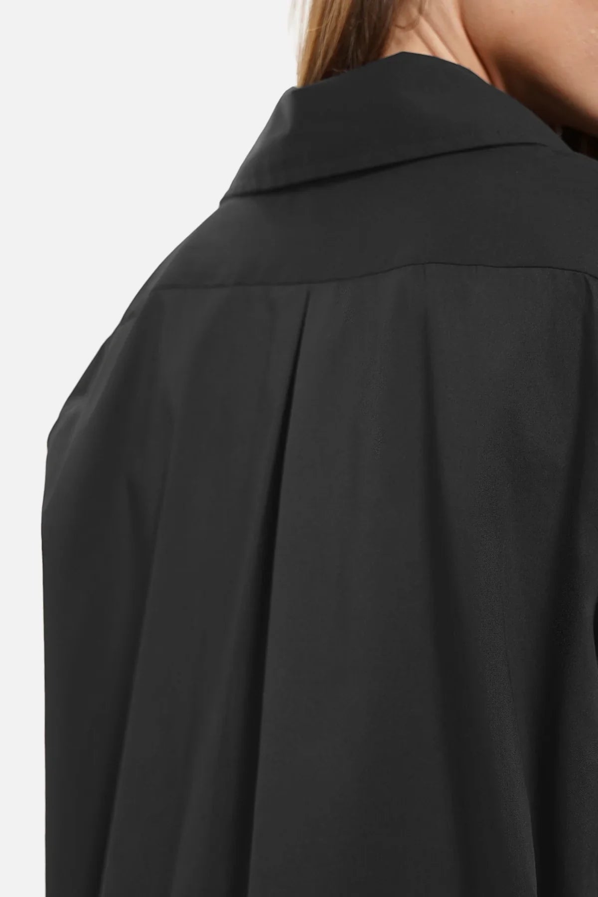 TAMIDA Oversized Hemdbluse aus leichtem Tech-Stoff mit asymmetrischer Knopfleiste und verlängerter Rückenpartie