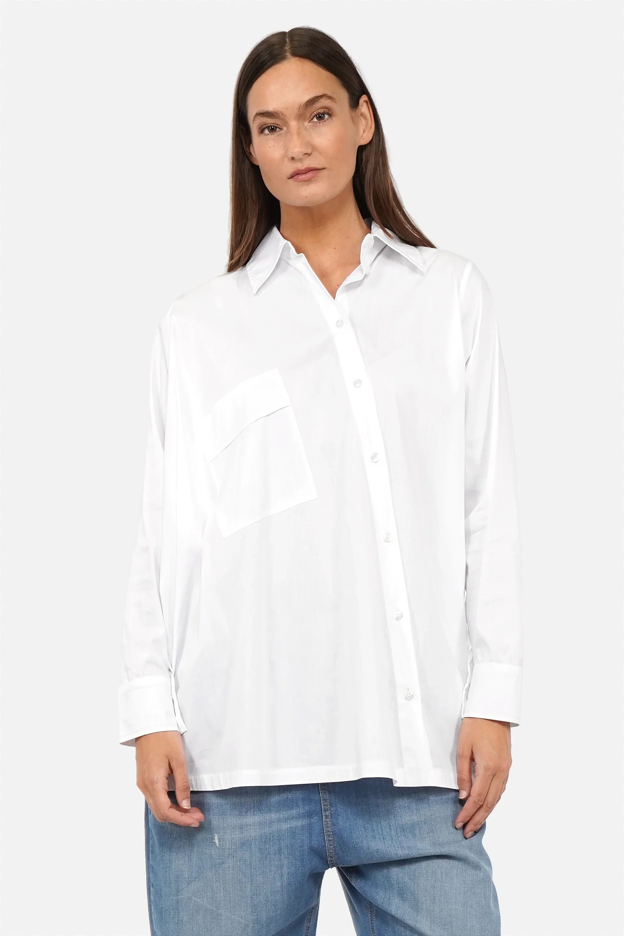 TAMIDA Oversized Hemdbluse mit asymmetrischer Knopfleiste aus leichtem Tech-Stoff, lockerem Sitz und verlängerter Rückenpartie