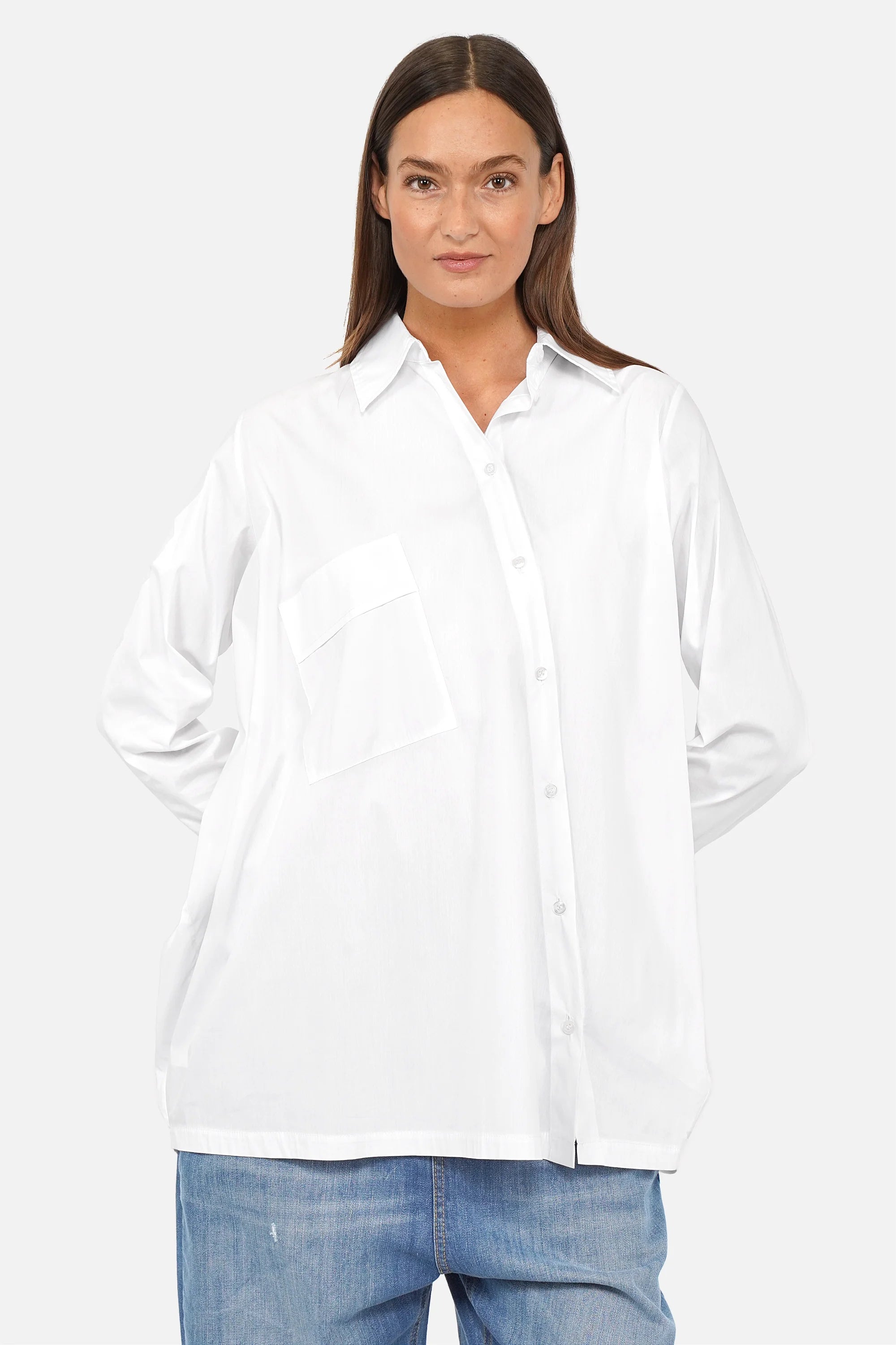 Oversized Hemdbluse aus Baumwoll-Polyamid mit asymmetrischer Knopfleiste und klassischem Kragen