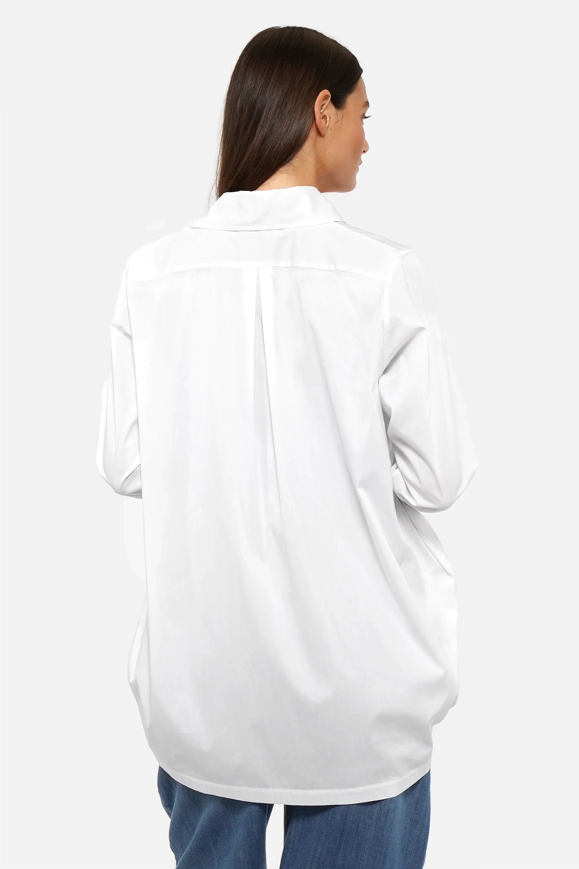 TAMIDA Oversized Hemdbluse aus leichtem Stoff mit asymmetrischer Knopfleiste und schräger Brusttasche, oversized Fit, überschnittene Schultern, langer Rücken.