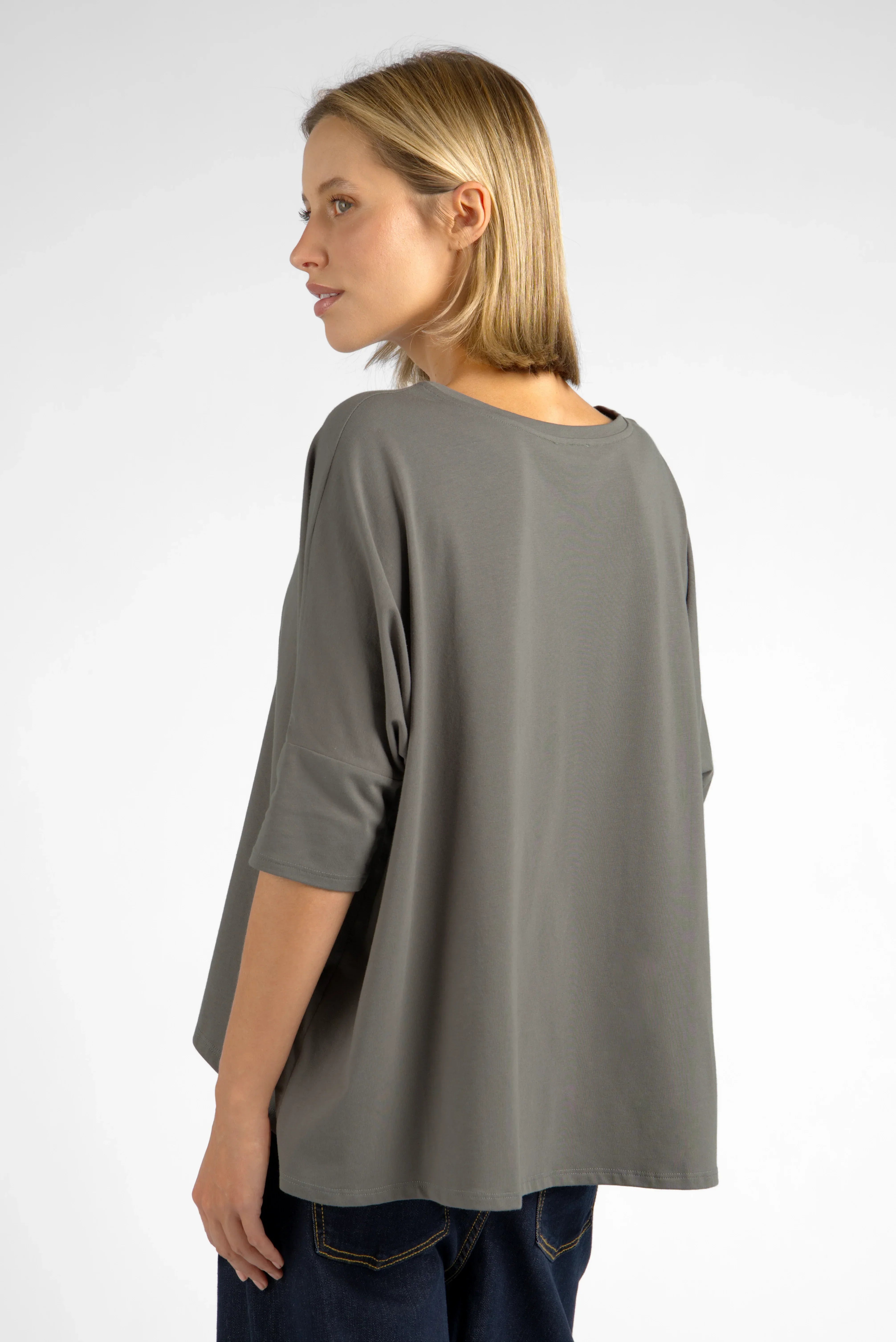TAMI.K Blusenshirt loose fit gray cotton shirt with round neck and boxy shape worn by model from back view