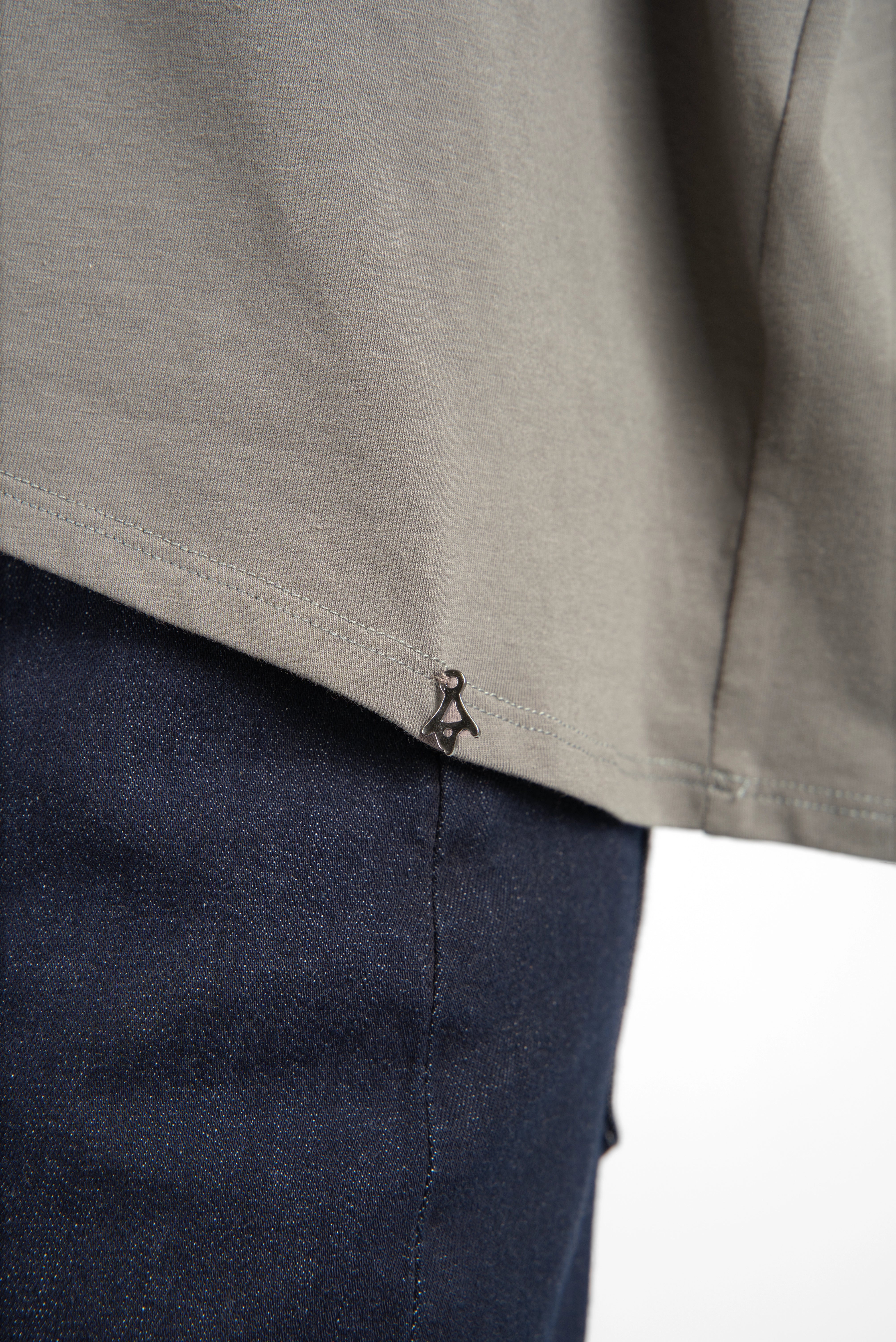 lockeres TAMI.K Blusenshirt in Kastenform aus hochwertiger, atmungsaktiver Baumwolle mit abgerundetem Saum und glatter Oberfläche