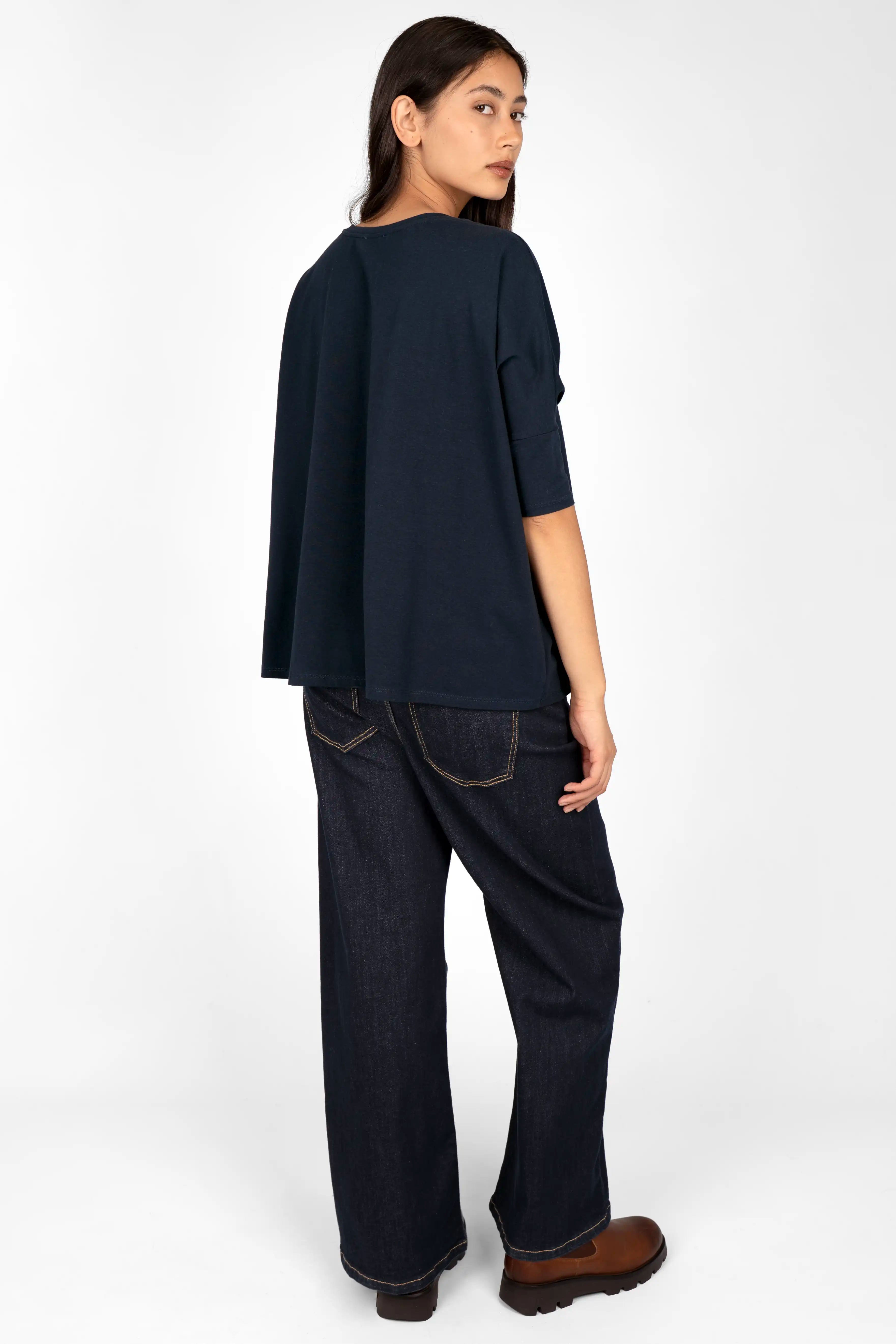 Dunkelblaues TAMI.K Blusenshirt in weiter Kastenform aus hochwertiger Baumwolle mit rundem Halsausschnitt, 3/4-Ärmeln und längerem Rückensaum.