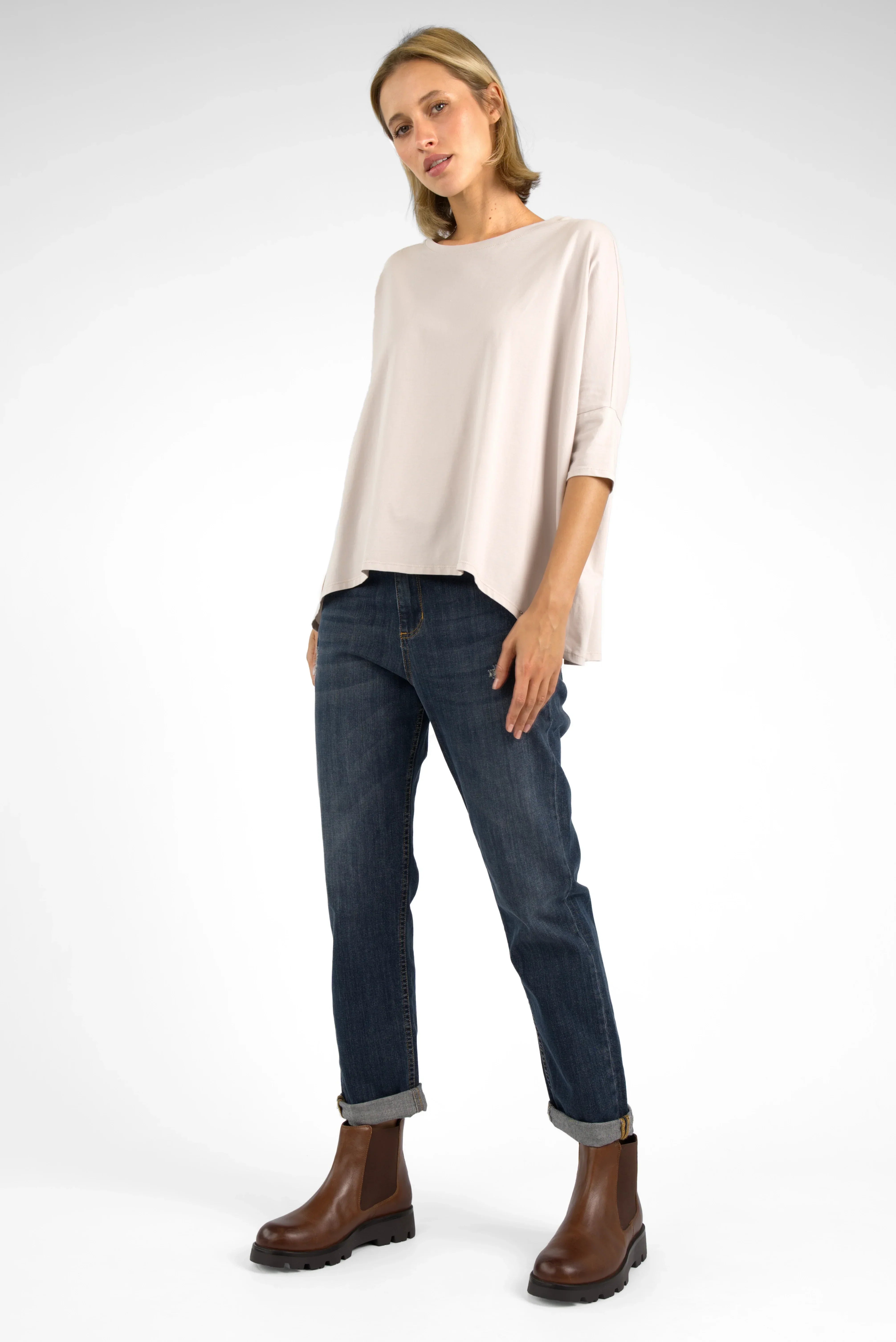 Woman wearing TAMI.K Blusenshirt in relaxed fit with round neck and boxy shape in soft beige cotton.