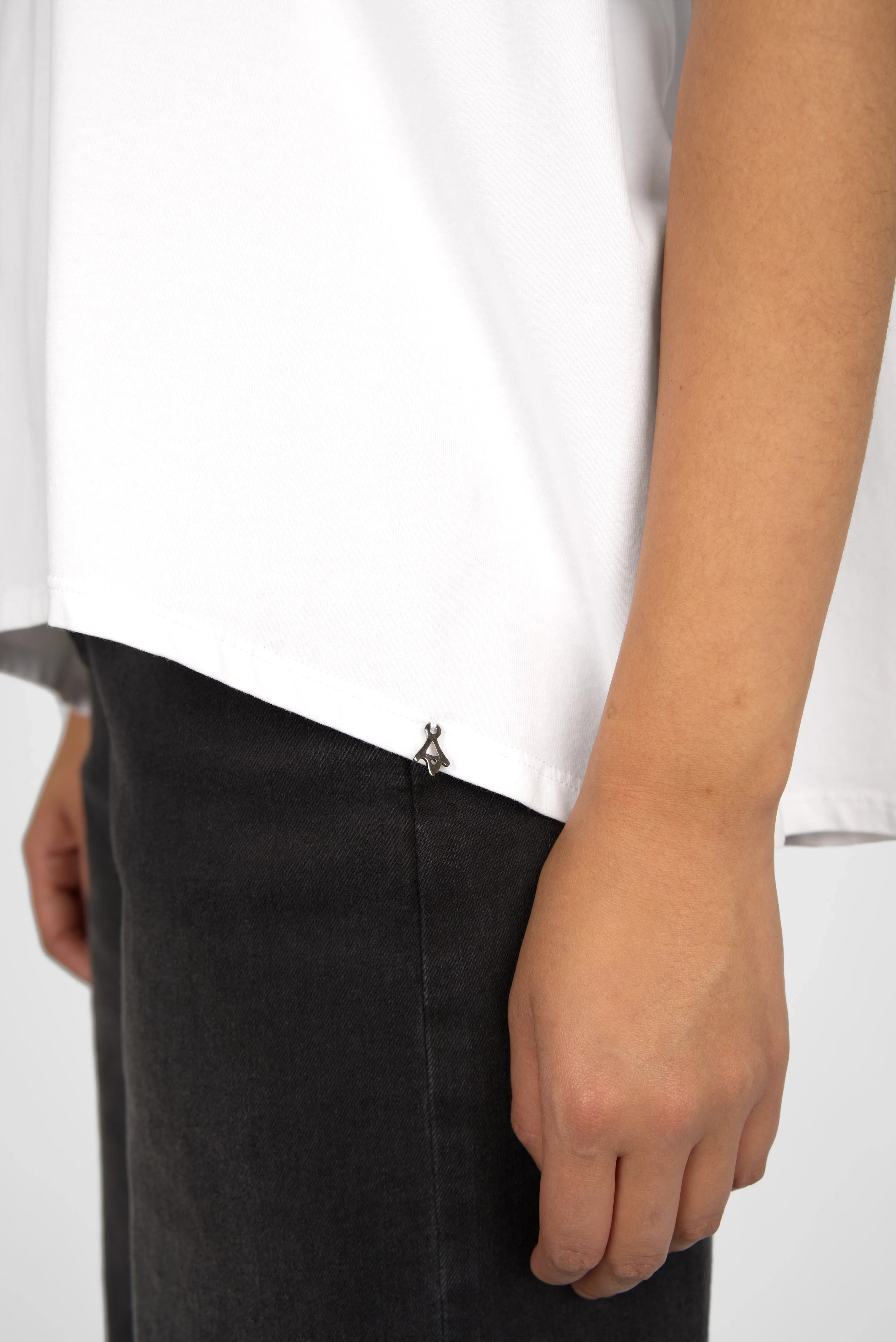 TAMI.K Blusenshirt white relaxed fit shirt with rounded hem and soft cotton fabric