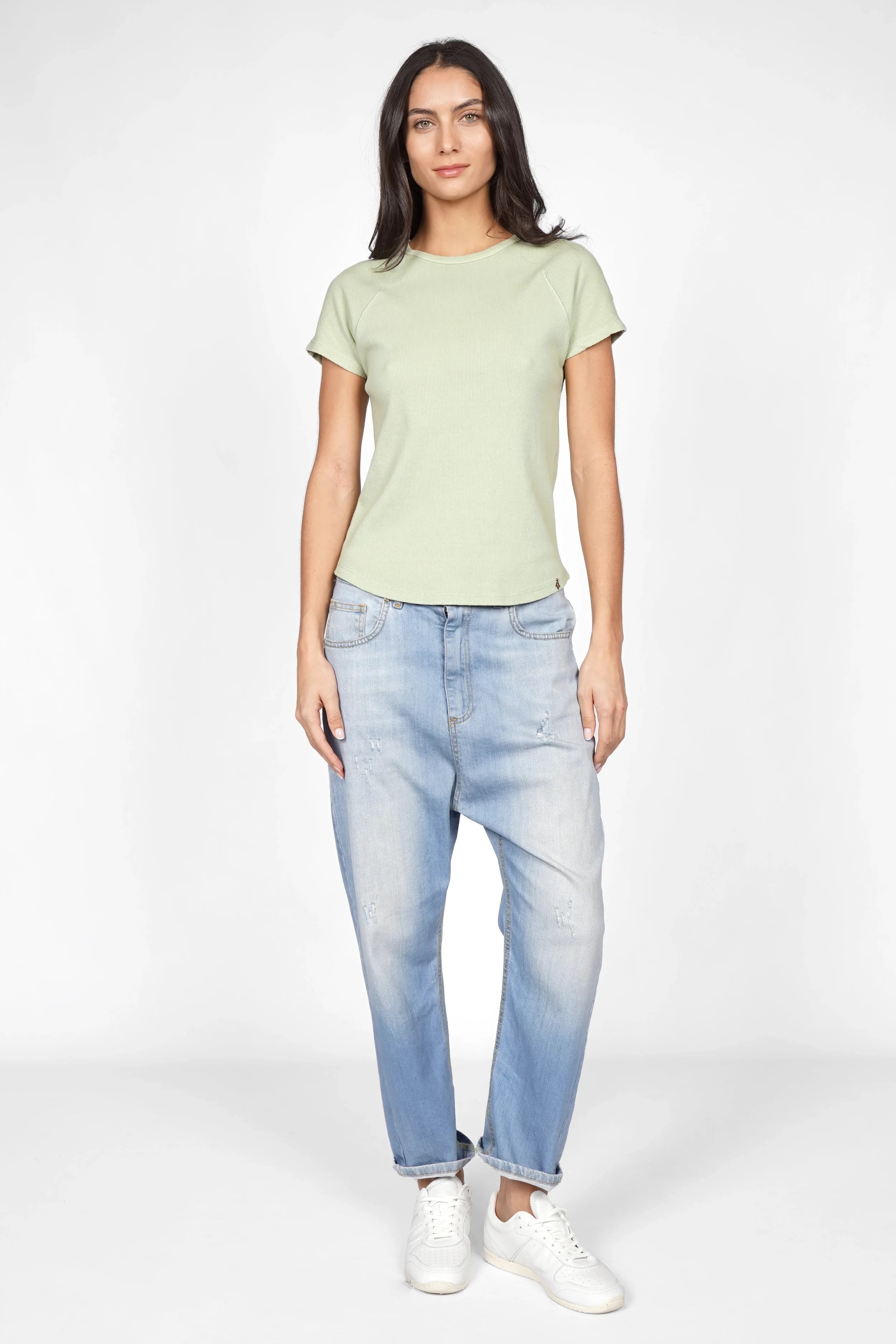 Slim fit TASYA geripptes T-Shirt aus weichem Ripp-Jersey mit Rundhalsausschnitt und nahtlosen Ärmeln