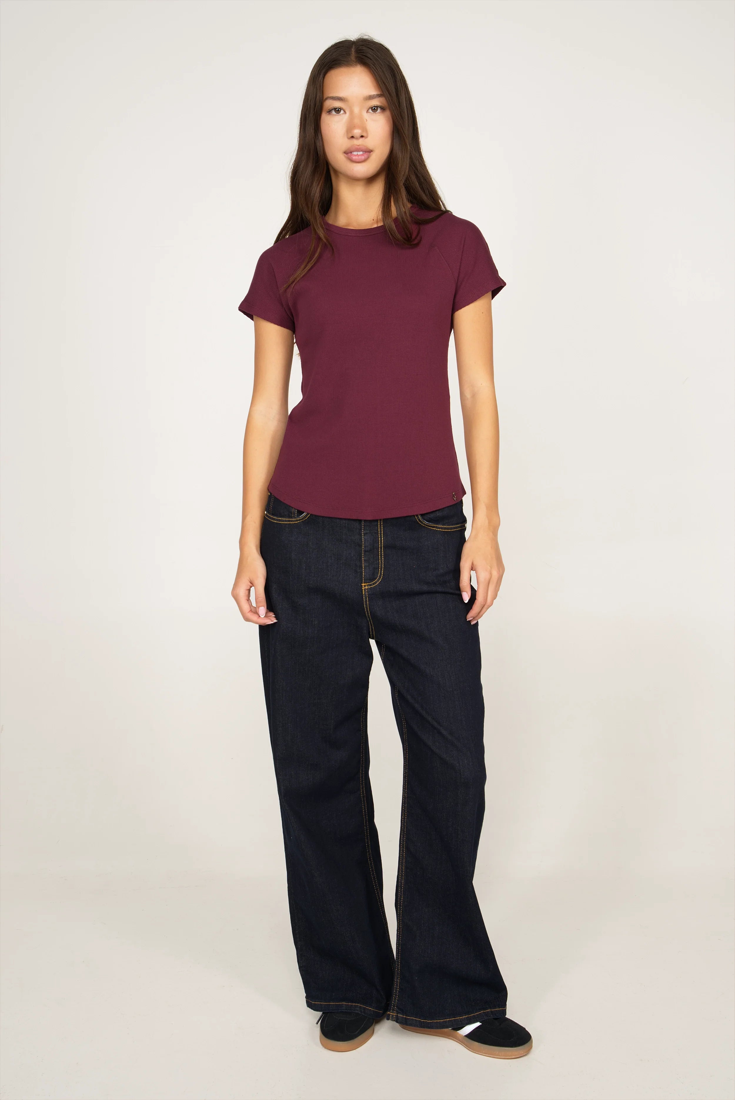 Slim Fit TASYA Shirt aus softem Ripp-Jersey mit Rundhalsausschnitt und Ziernähten, dunkelrot