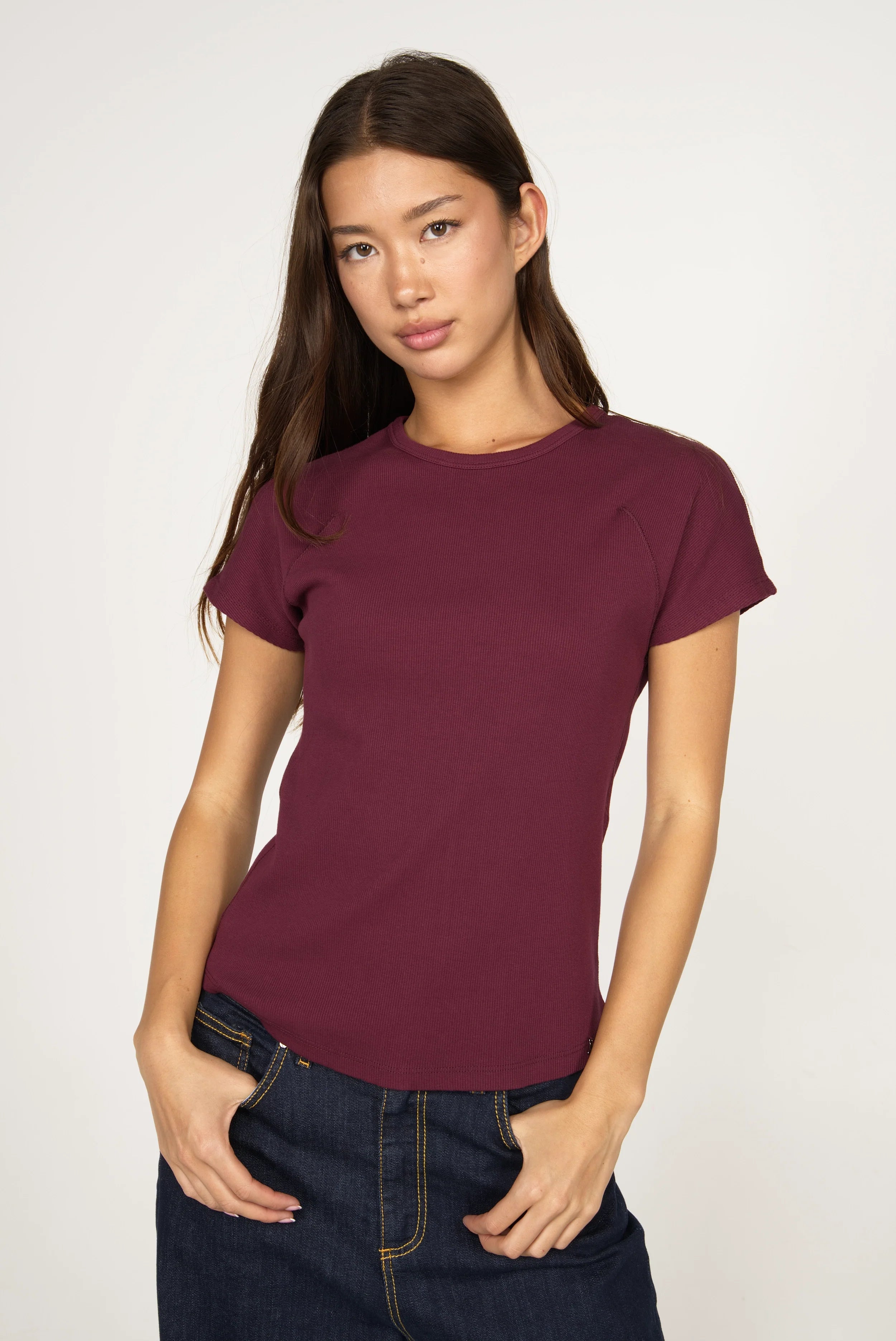 Enges TASYA Shirt aus weichem Ripp-Jersey mit Rundhalsausschnitt und Ziernähten in Bordeauxrot