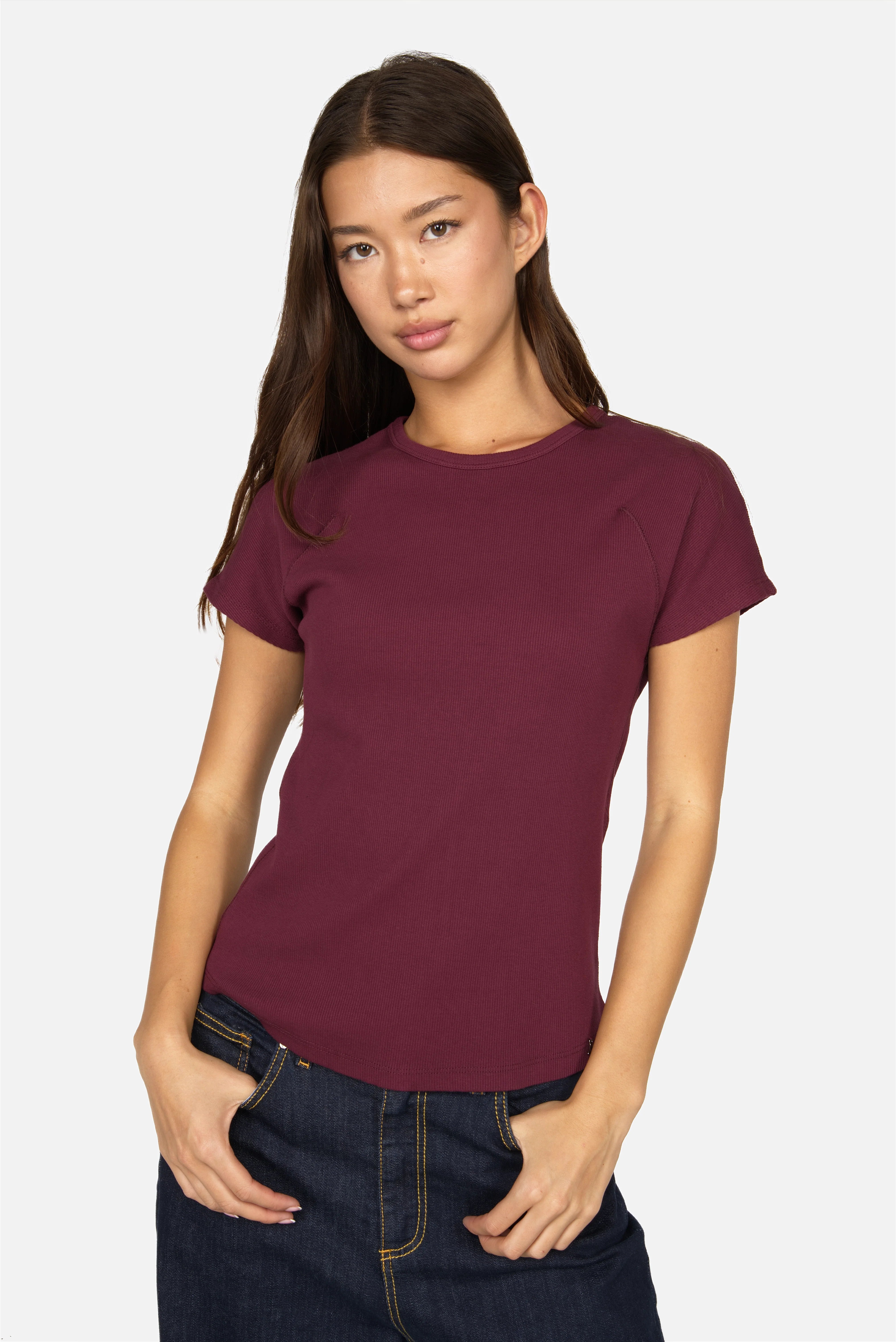 TASYA geripptes Shirt mit Rundhalsausschnitt und Slim Fit, feiner Ripp-Jersey, abgerundeter Saum, nahtlose Ärmel
