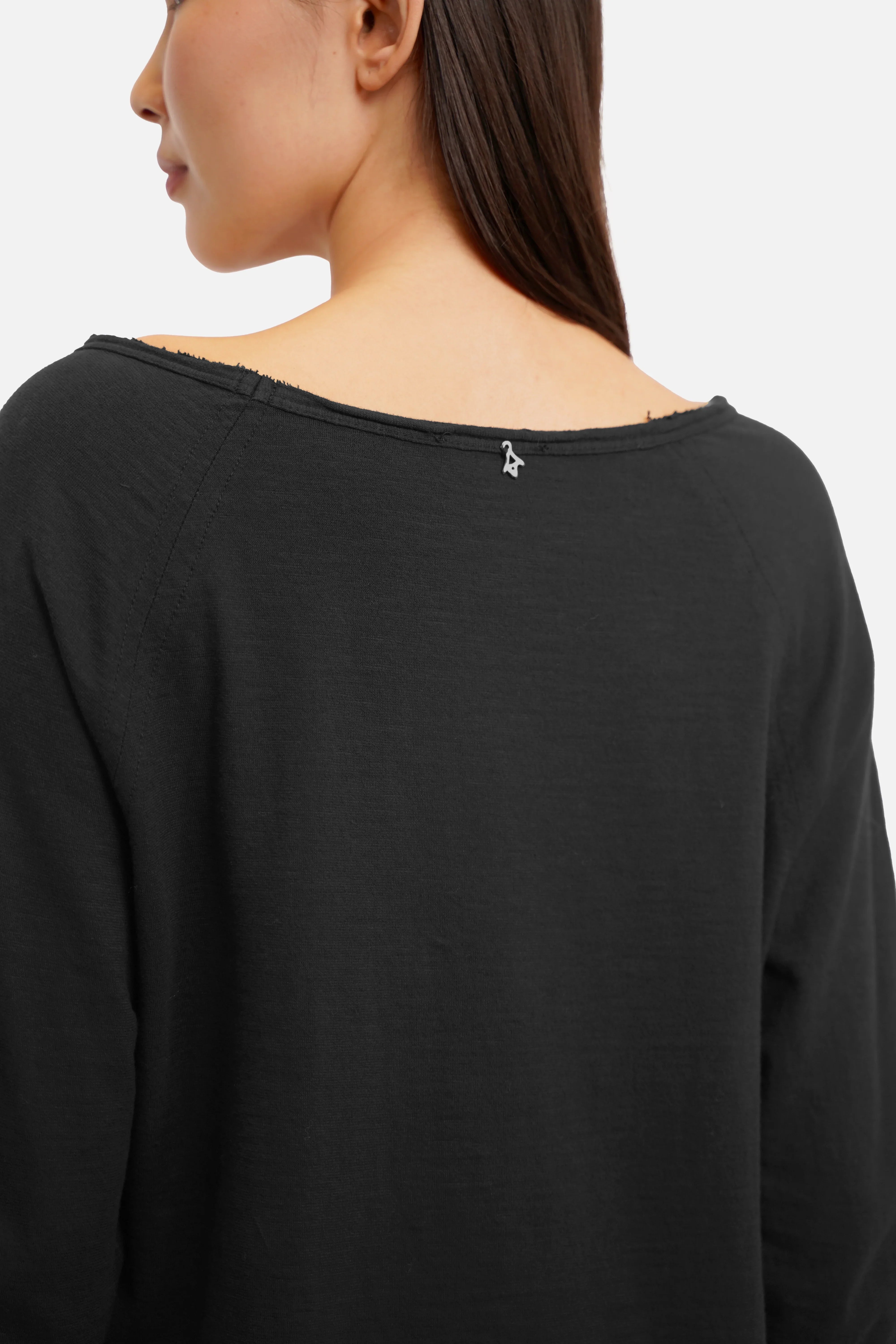 Tehi Longsleeve aus weicher Fiammato-Baumwolle mit Slub-Jersey Struktur und femininer Rundhalsausschnitt