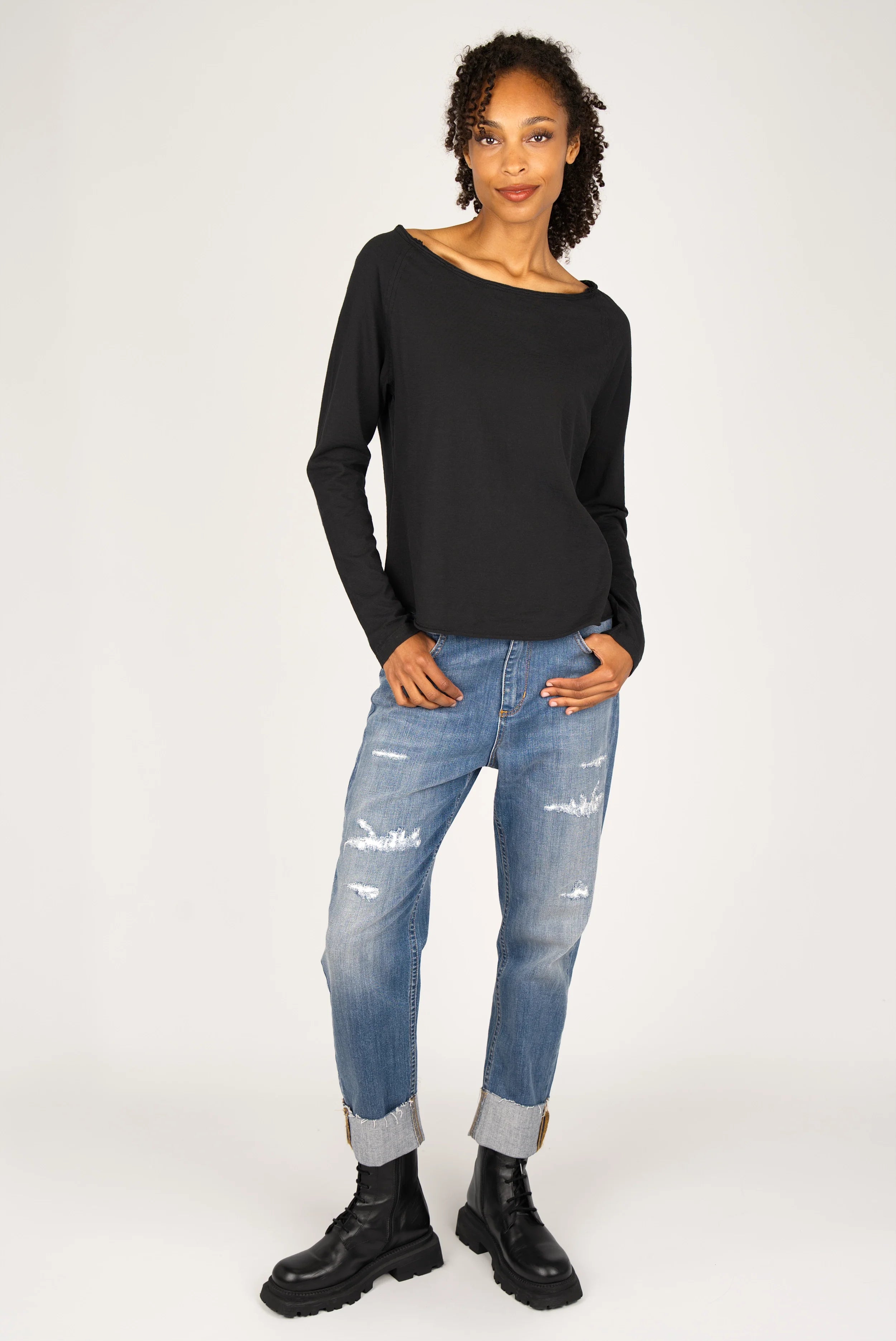 Schwarzes TEHI Longsleeve aus weicher Fiammato Baumwolle mit Rundhalsausschnitt und extralangen Raglanärmeln im Regular Fit.