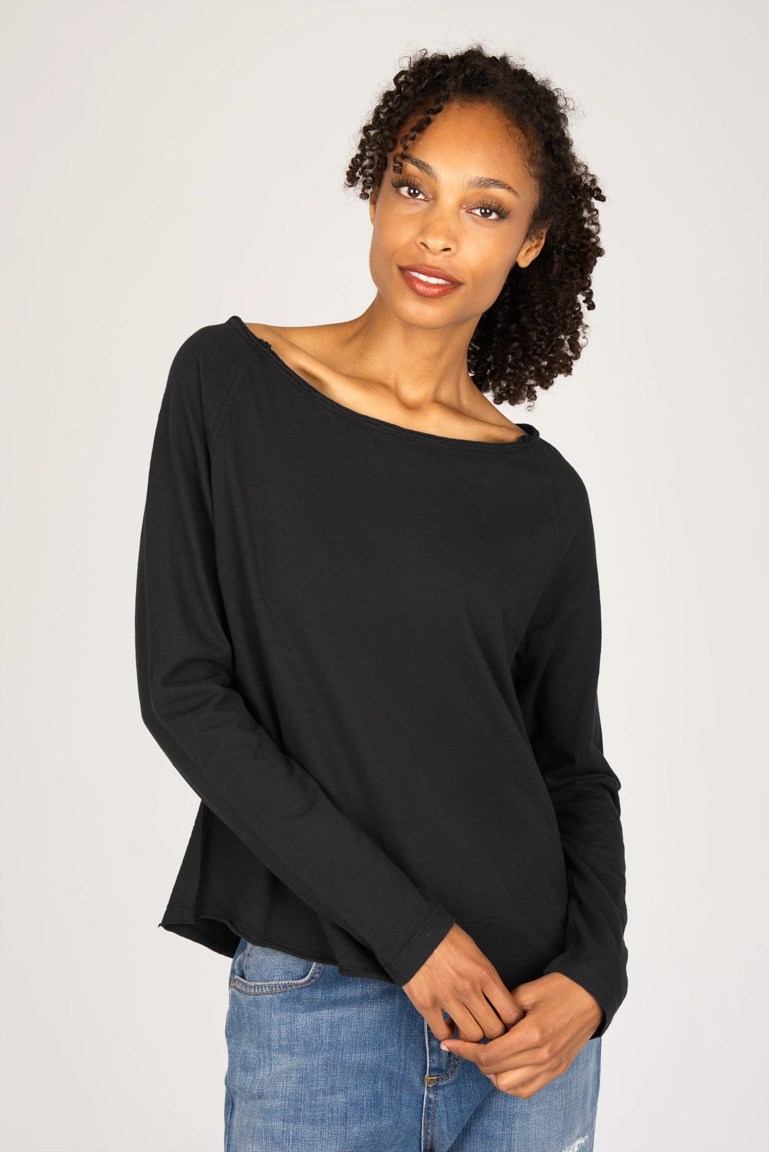 TEHI Longsleeve schwarzes Damen Longsleeve aus weicher Fiammato Baumwolle mit weitem Rundhalsausschnitt und extralangem Raglanärmel