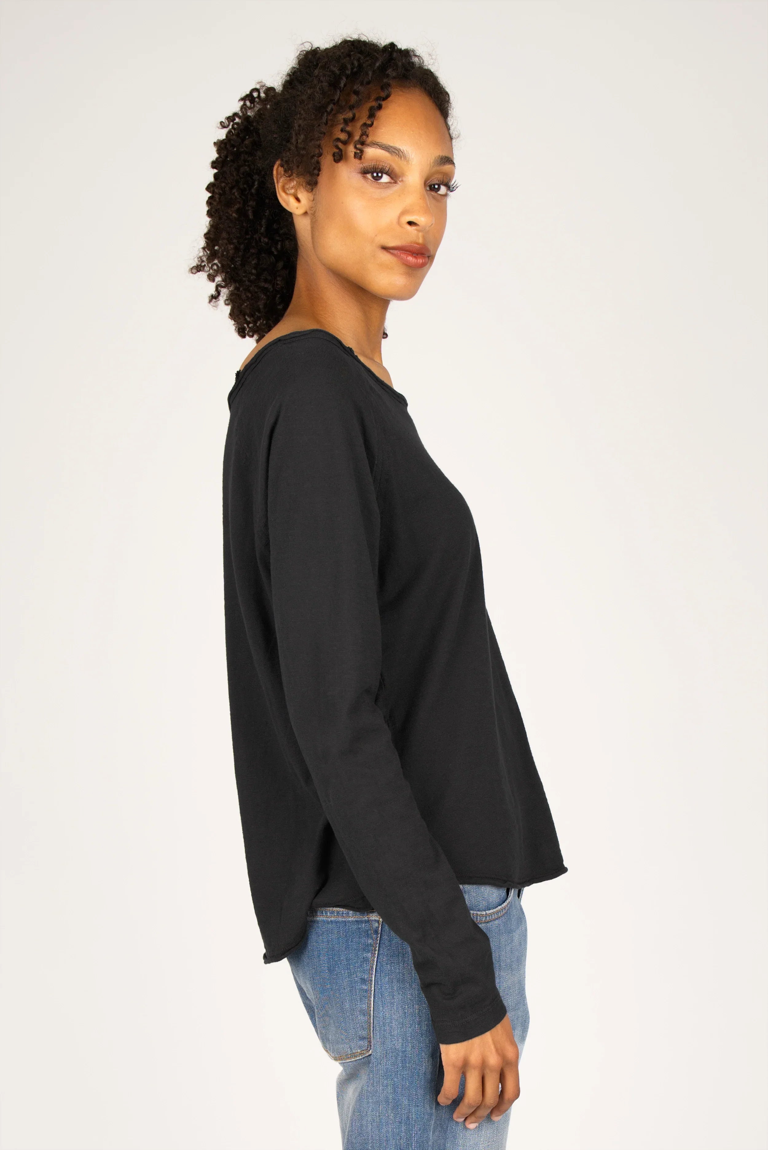 Woman wearing black TEHI Longsleeve with round neck and long raglan sleeves in casual style
