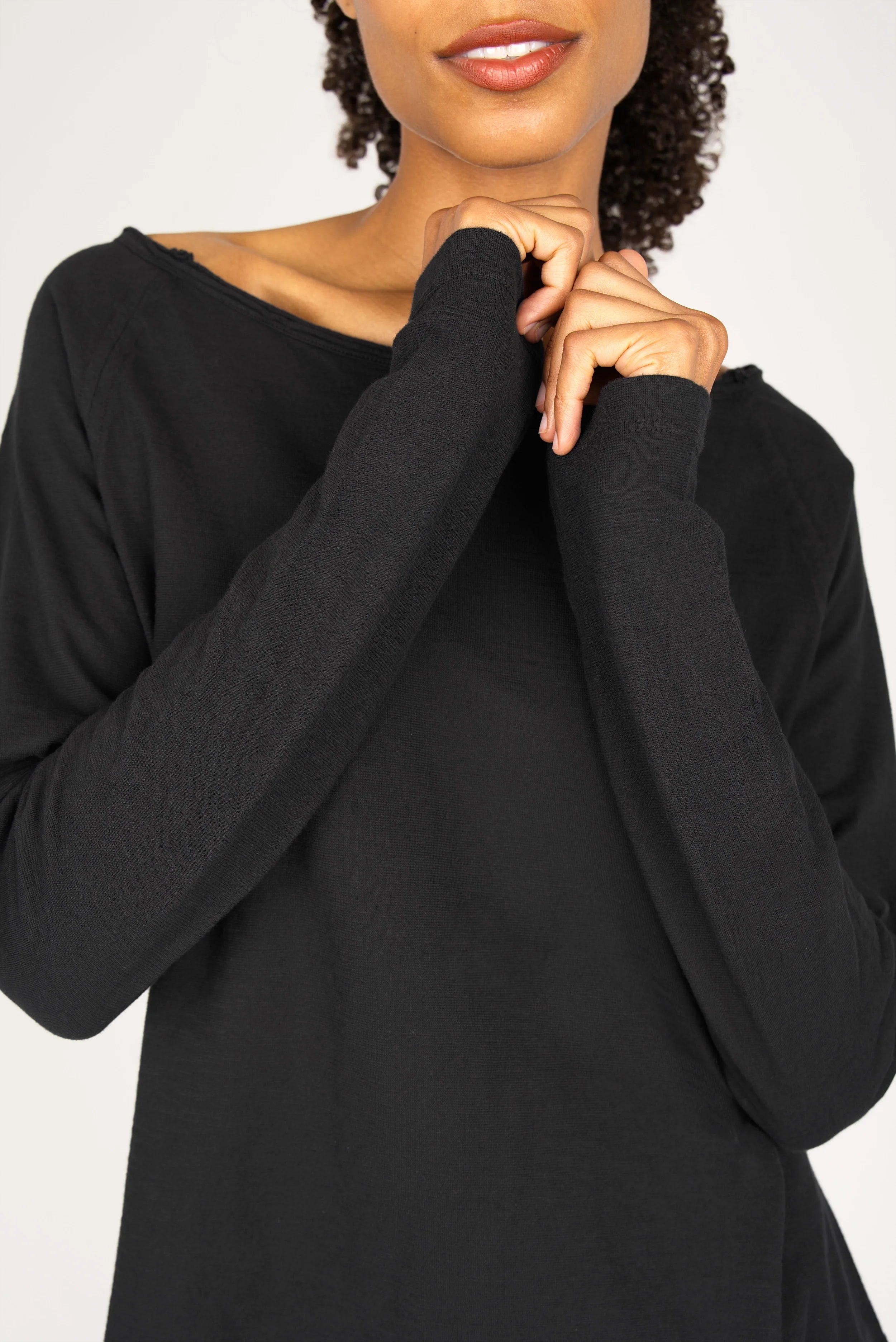 Schwarzes TEHI Longsleeve aus weicher Fiammato Baumwolle mit offenem Rundhalsausschnitt und extralangem Raglanärmeln.