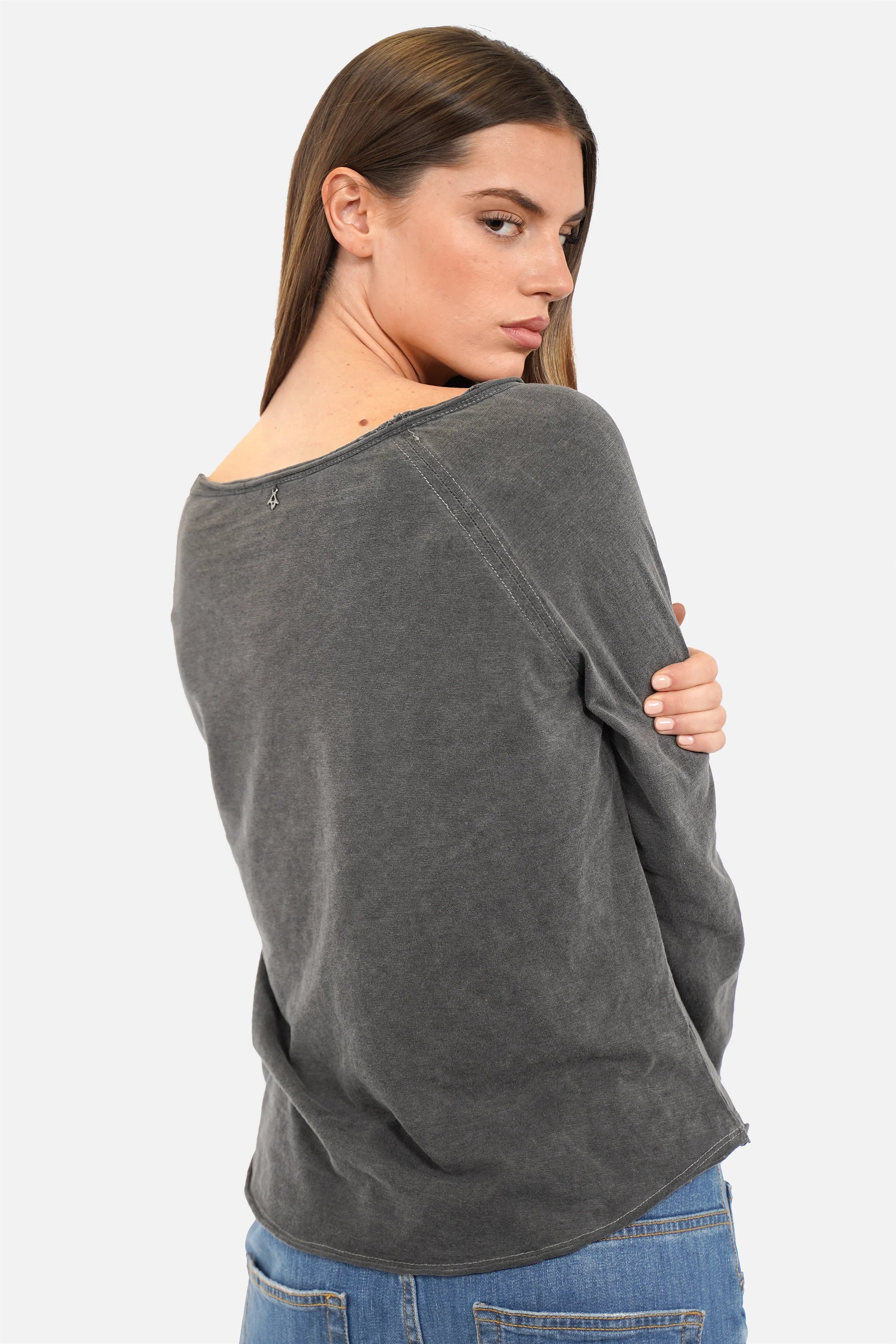 TEHI Longsleeve in fiammato cotton with soft slub jersey, open edge round neckline, extra-long raglan sleeves, regular fit, worn by model 1.75m tall size S