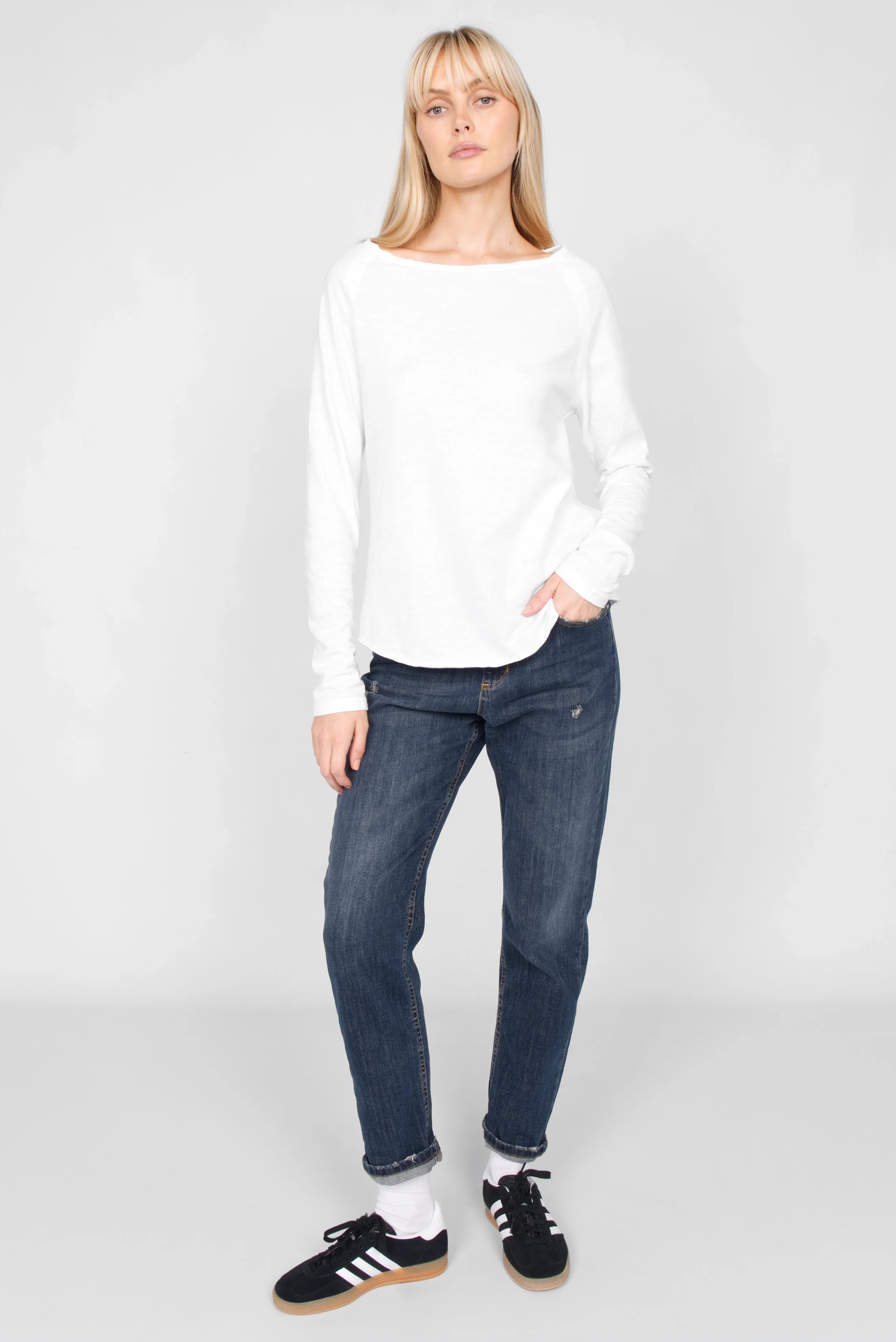 Weißes TEHI Longsleeve aus softer Fiammato Baumwolle mit Rundhalsausschnitt und extralangen Raglanärmeln in Regular Fit