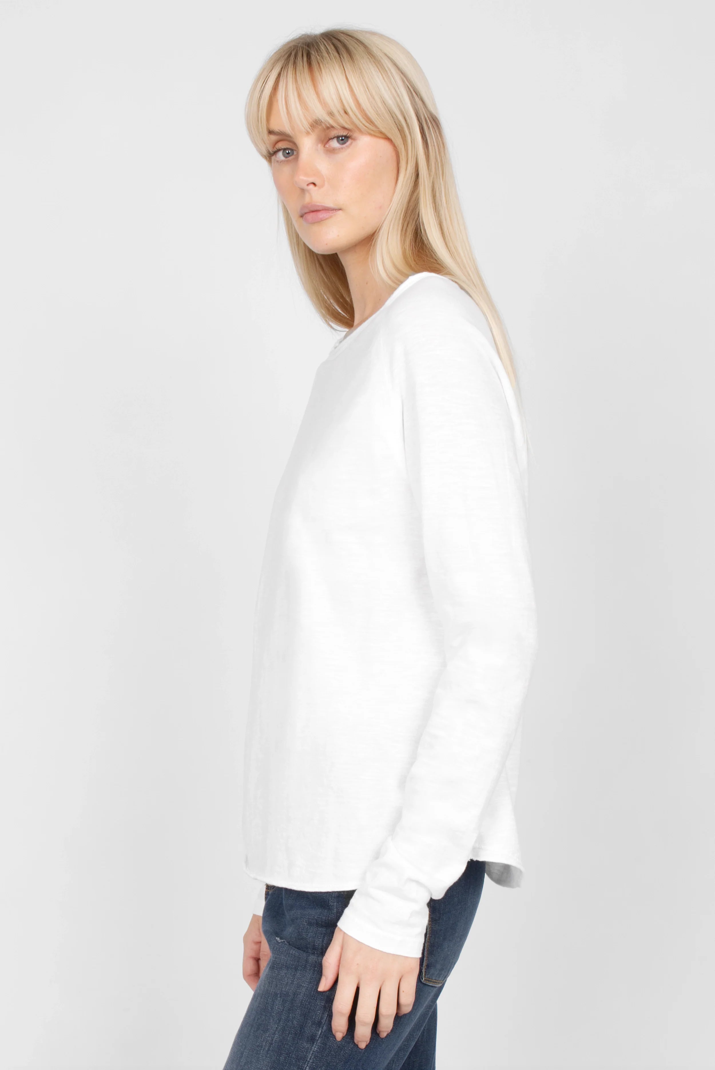 TEHI Longsleeve weißes Damen Longsleeve aus soften Fiammato Baumwolle mit Raglanärmeln und offenen Kanten am Rundhalsausschnitt