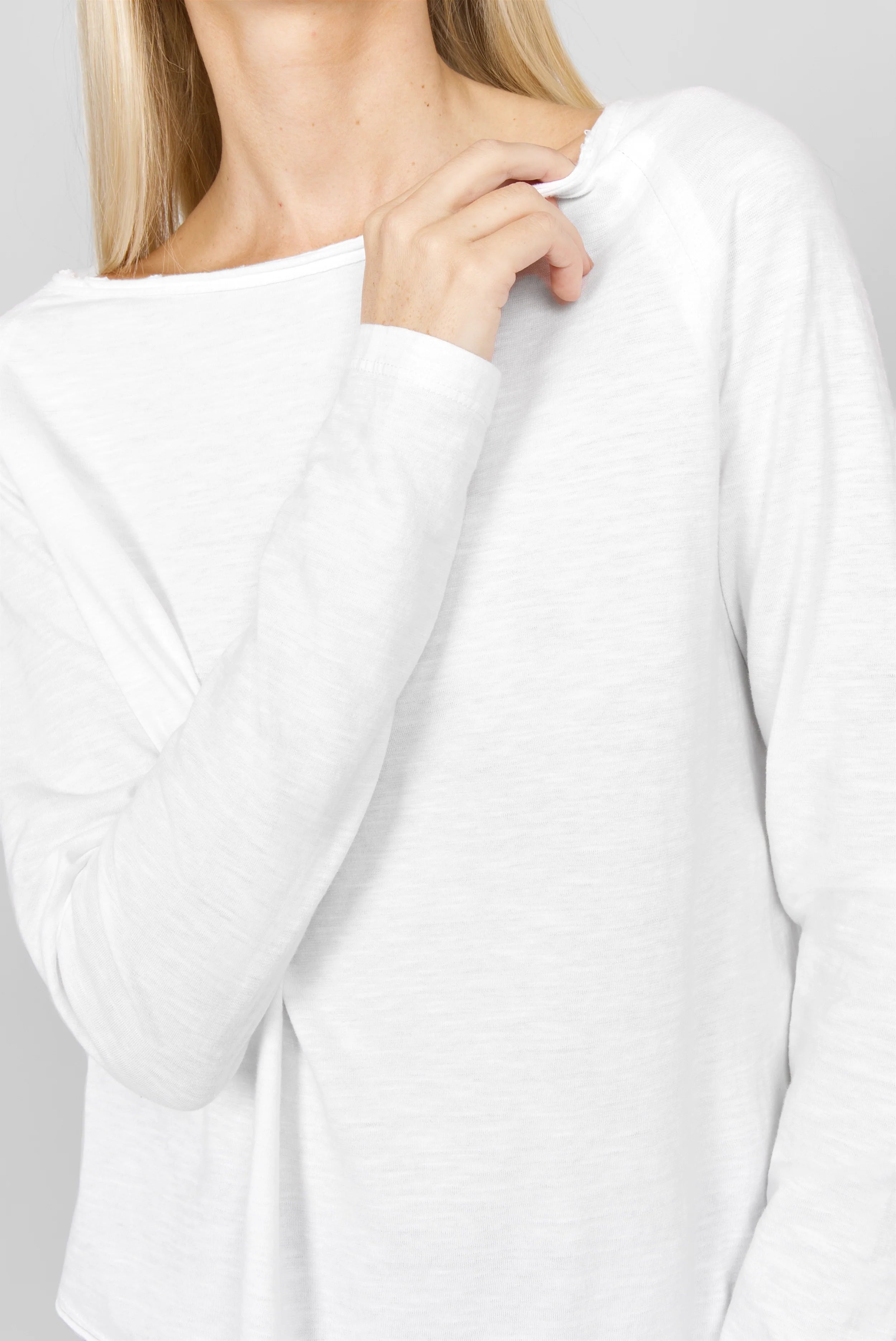 Weißes TEHI Longsleeve aus weicher Fiammato Baumwolle mit Rundhalsausschnitt und extralangen Raglanärmeln