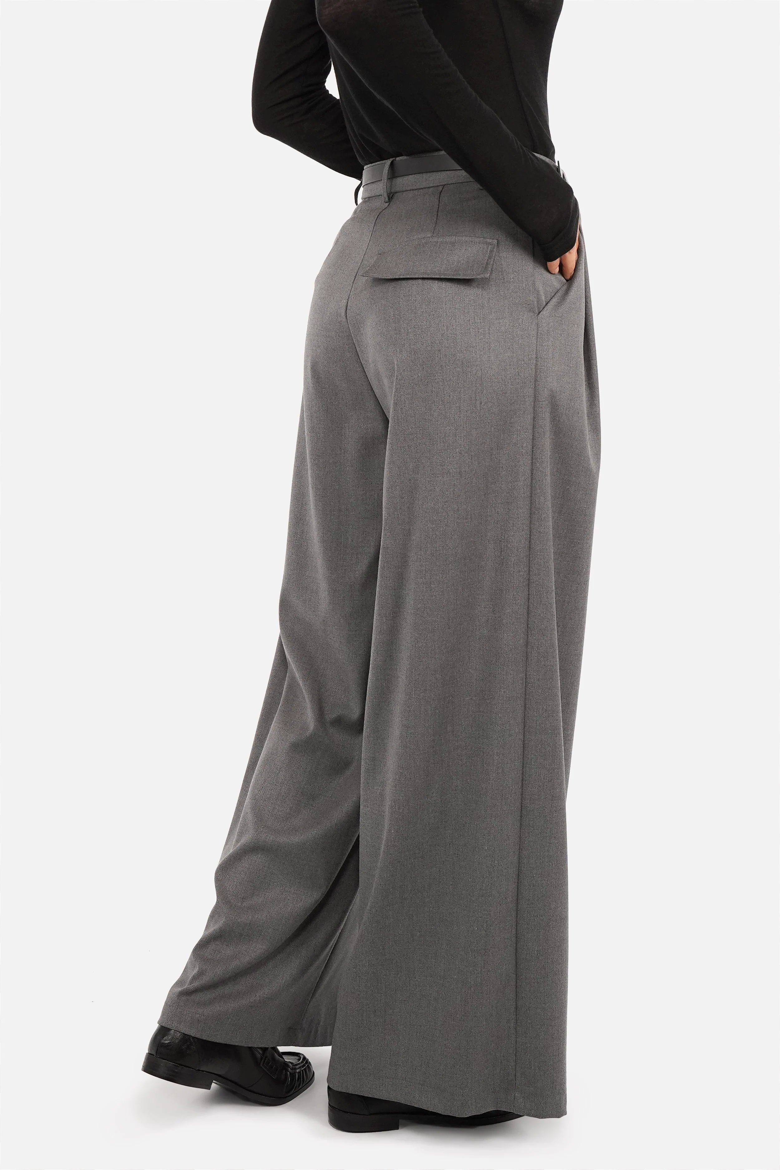 THIRA Bundfaltenhose mit Gürtel in weich fließender Qualität und mid-waist Schnitt