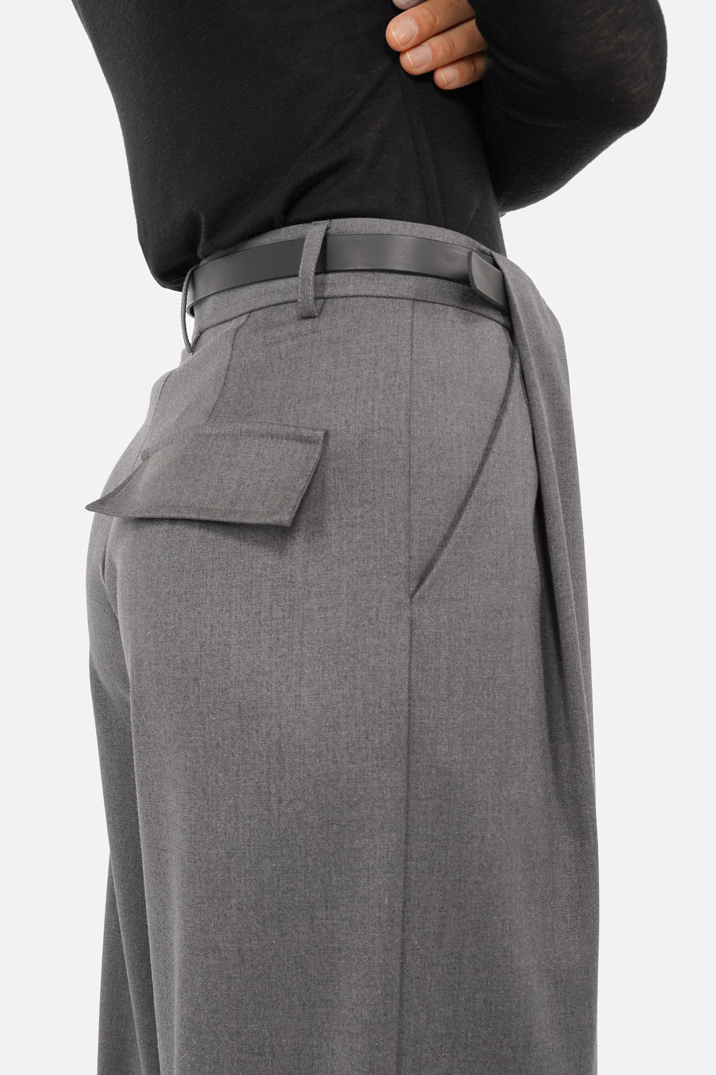 THIRA Bundfaltenhose mit Gürtel aus weich fließendem Stoff, mid-waist, extraweite Beine und markante Bundfalten