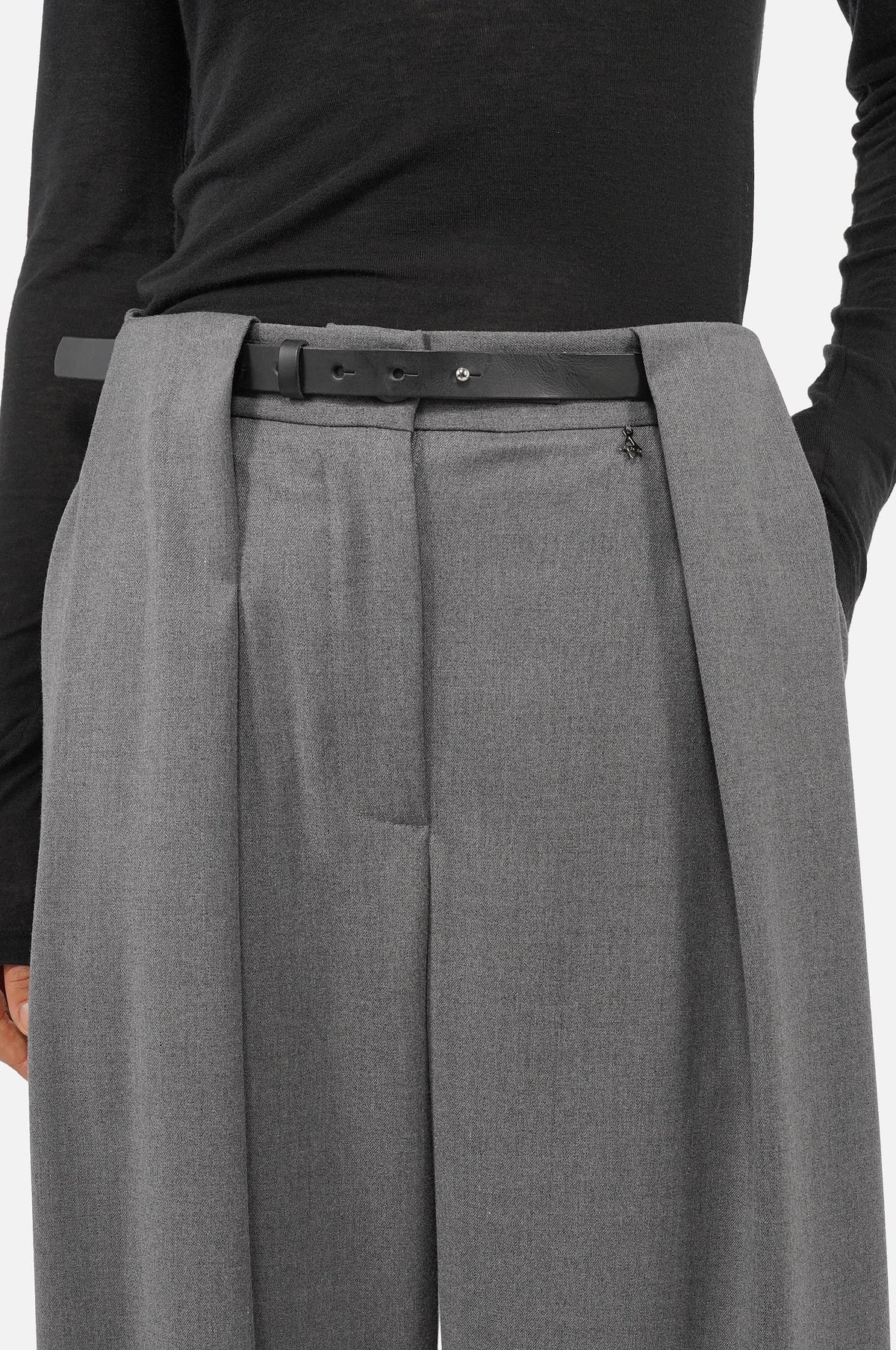 THIRA Bundfaltenhose mit Gürtel in weich fließender Qualität, mid-waist, extra weiten Beinen und markanten Bundfalten