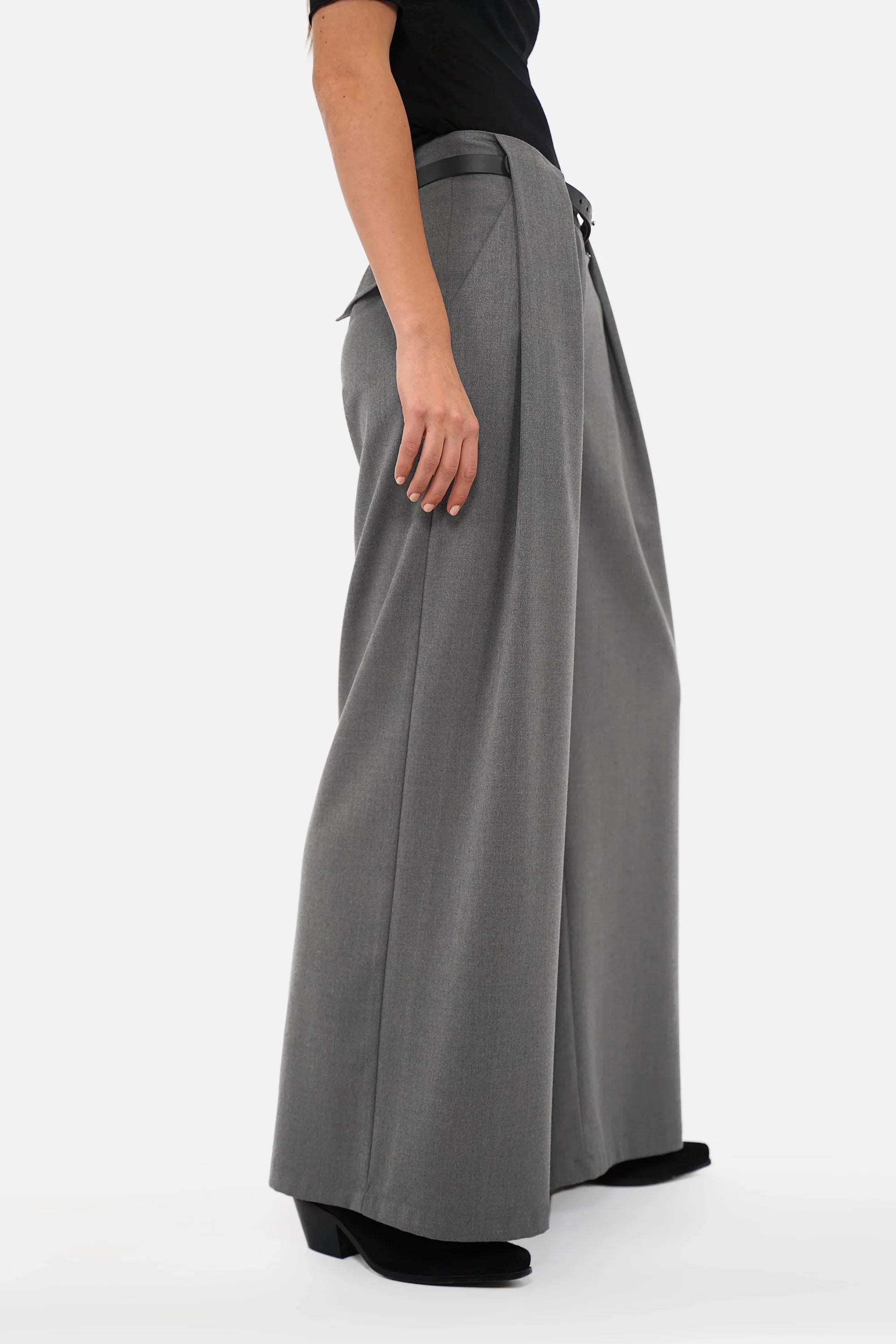 Elegante THIRA Bundfaltenhose mit Gürtel und Knopfverschluss in Regular Fit