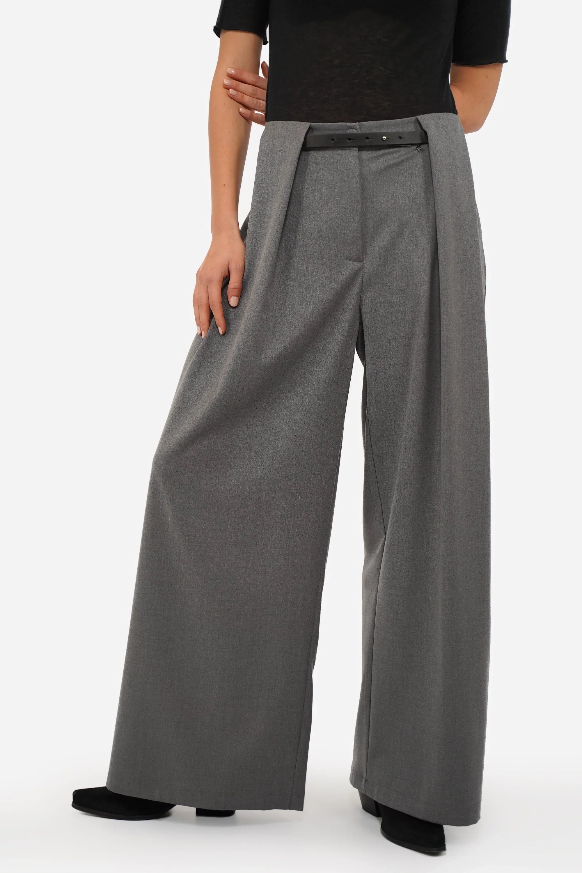 Elegante Bundfaltenhose mit Gürtel und seitlichen Taschen in Regular Fit