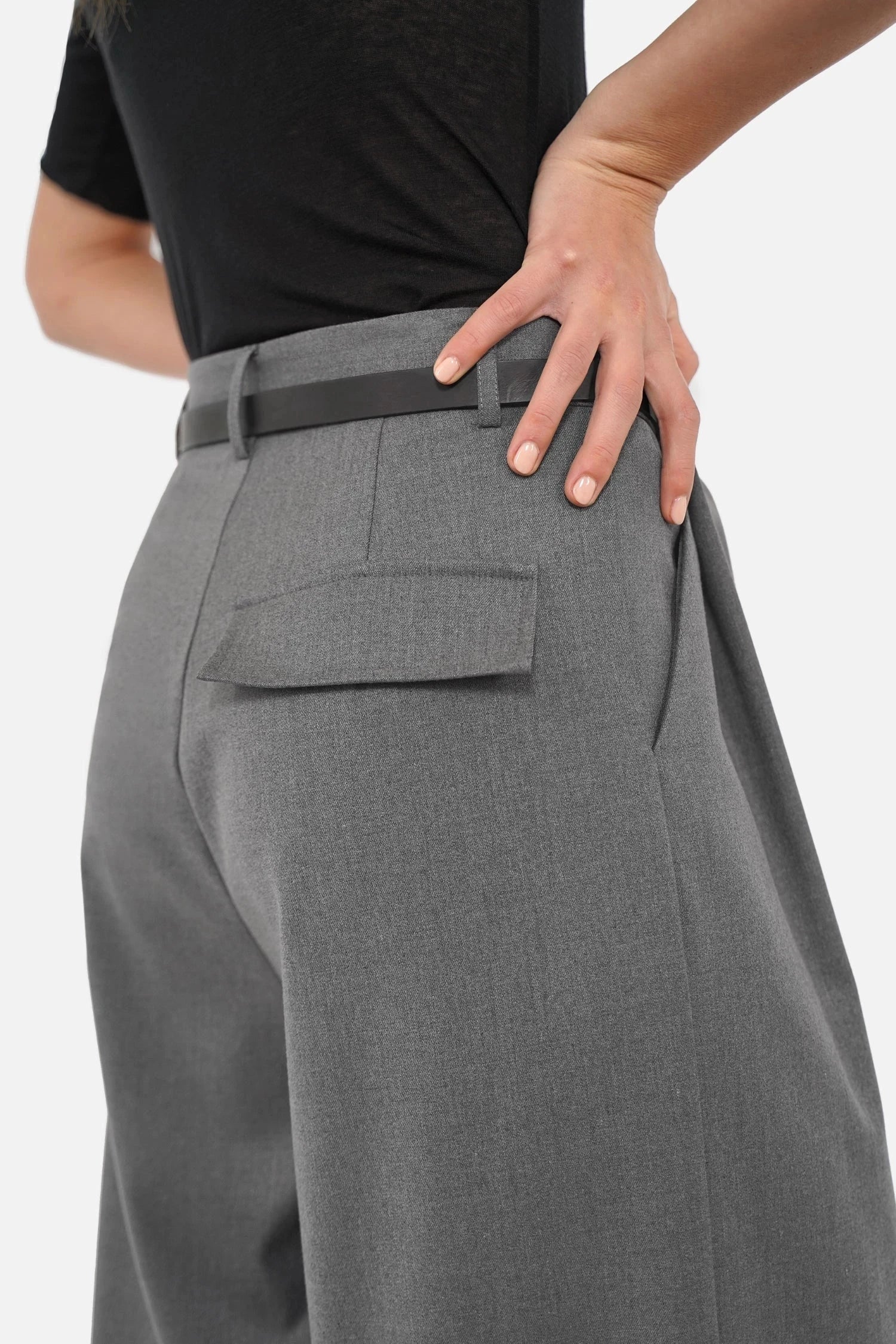 THIRA Bundfaltenhose mit Gürtel und Knopfverschluss aus softem Material