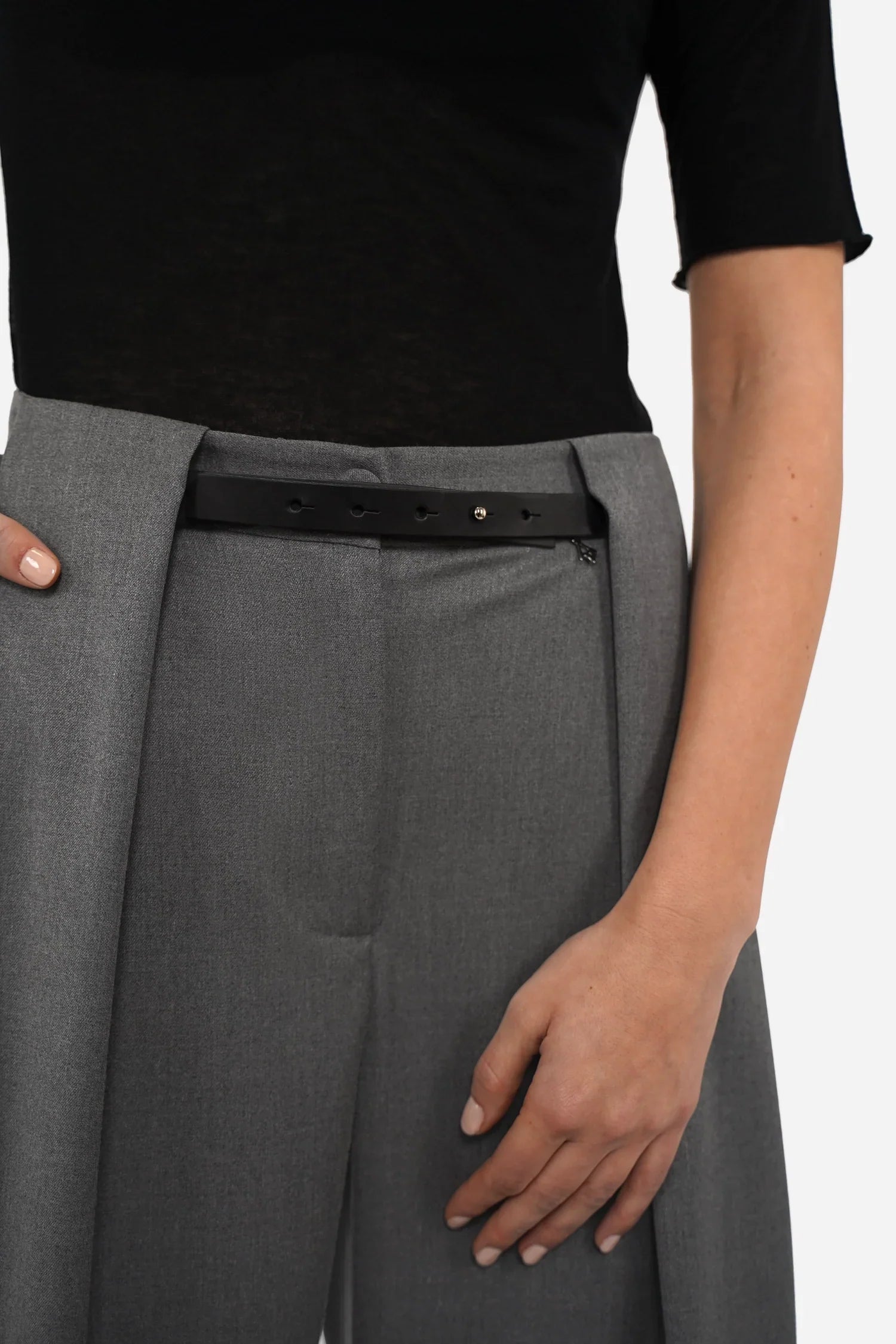 THIRA Bundfaltenhose mit Gürtel, softes Material, Mid-Waist, Knopf mit Stoffbezug, seitliche Taschen, gerades Bein, Regular Fit