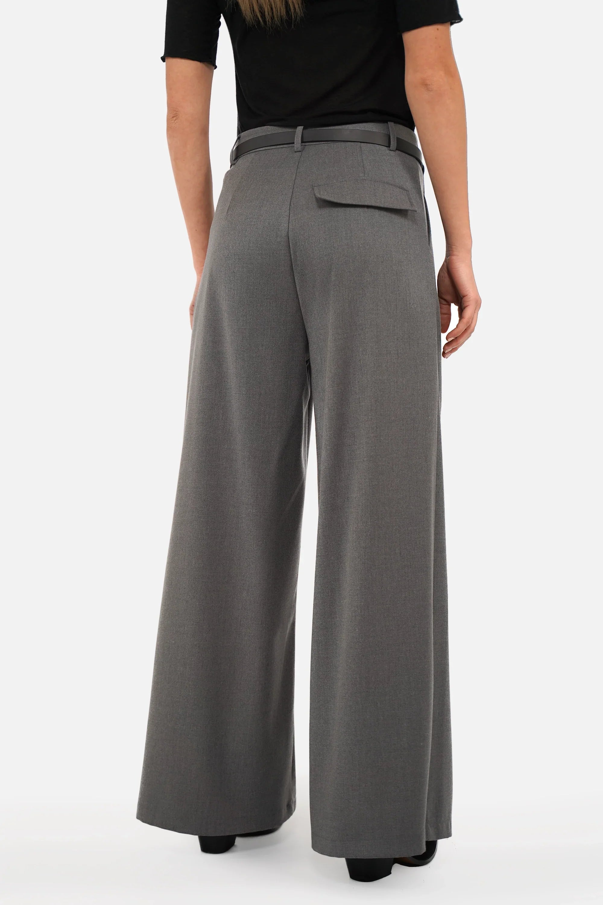 THIRA Bundfaltenhose mit Gürtel und Knopfverschluss aus softem, fließendem Material in Regular Fit