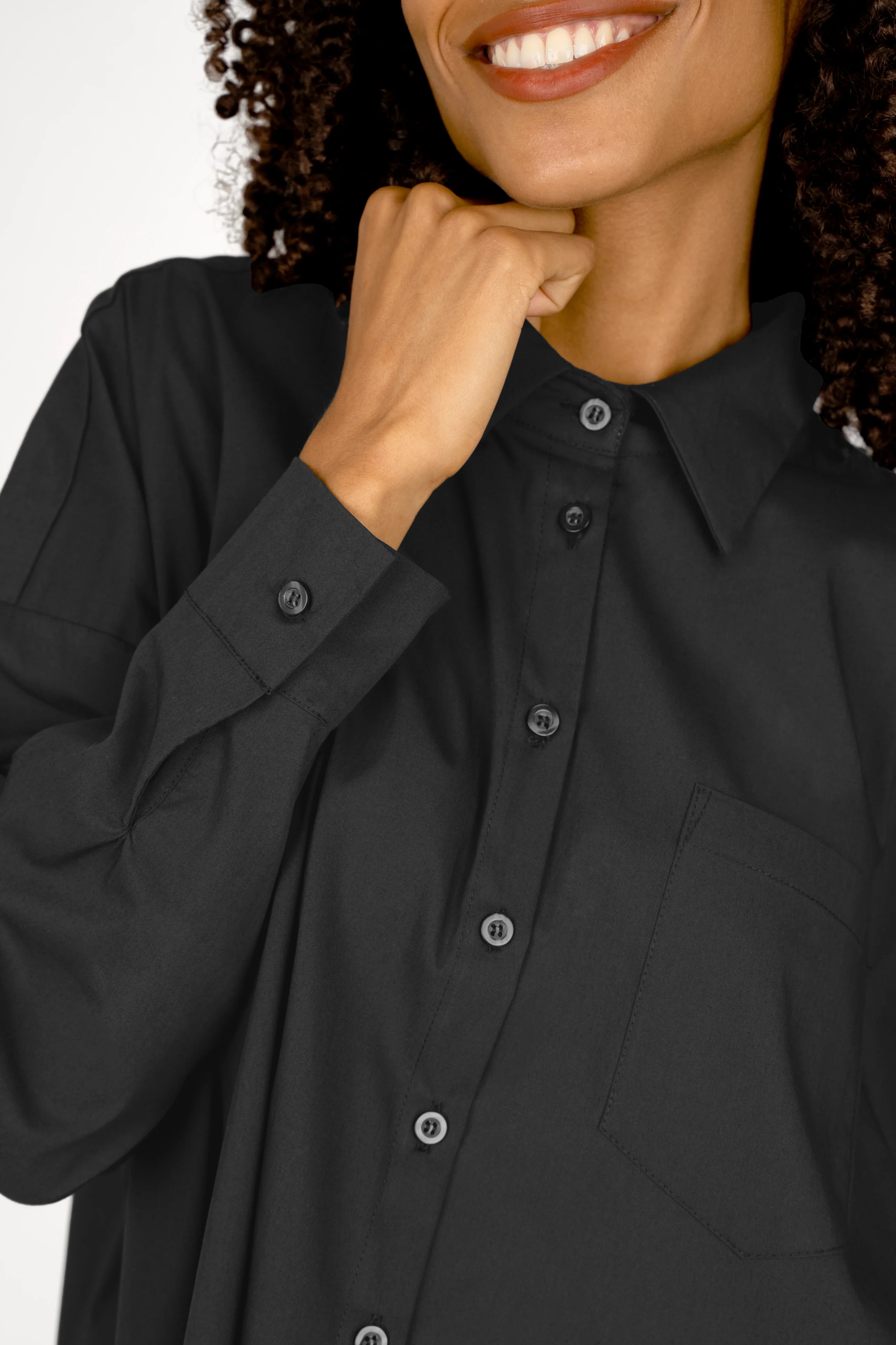 Black oversized Bluse with button-down front, classic collar, and chest pocket in smooth popeline fabric.