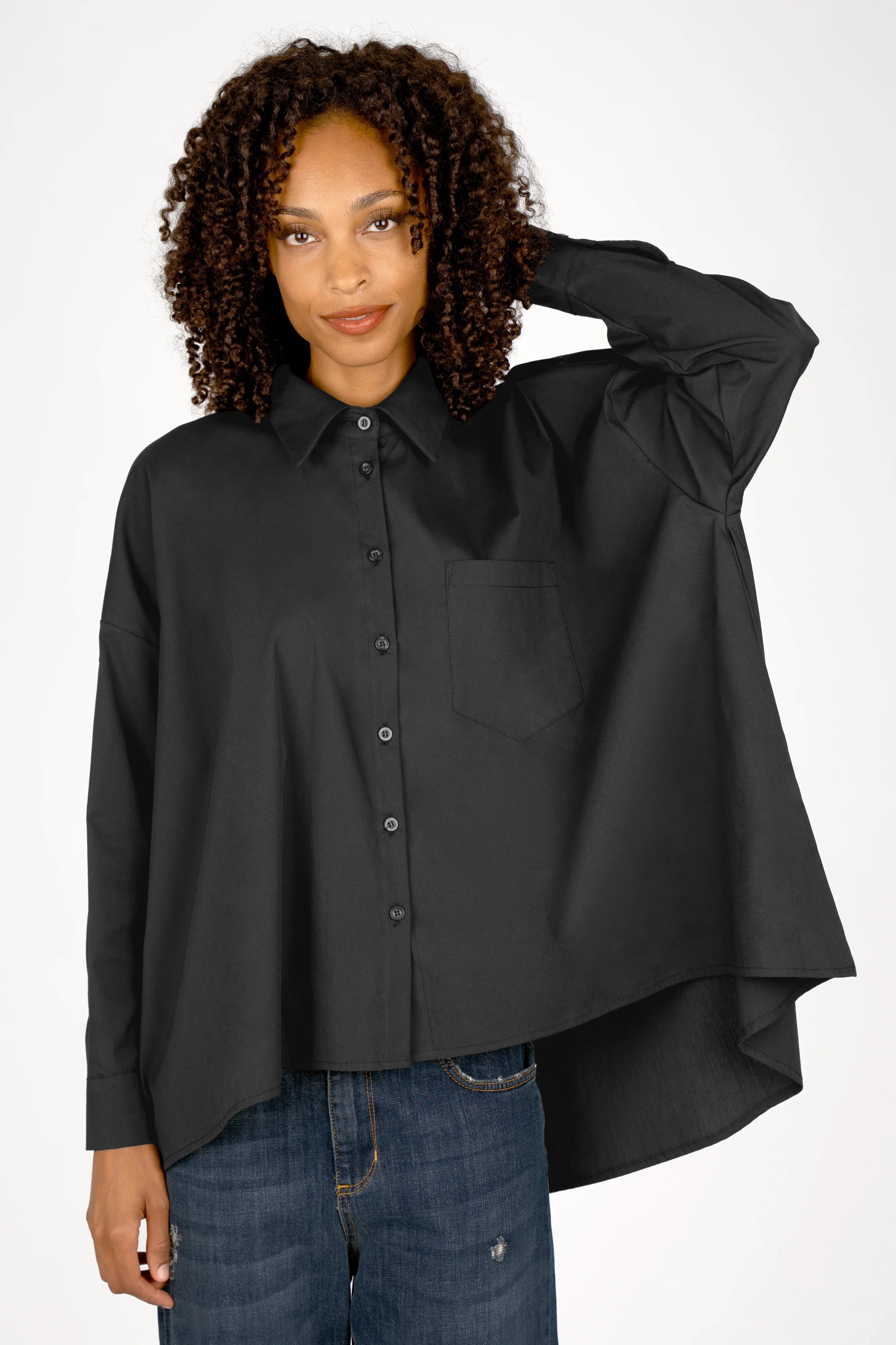 Frau trägt schwarze TIALY Oversized Bluse aus Popeline mit A-Linien-Form und Knopfleiste