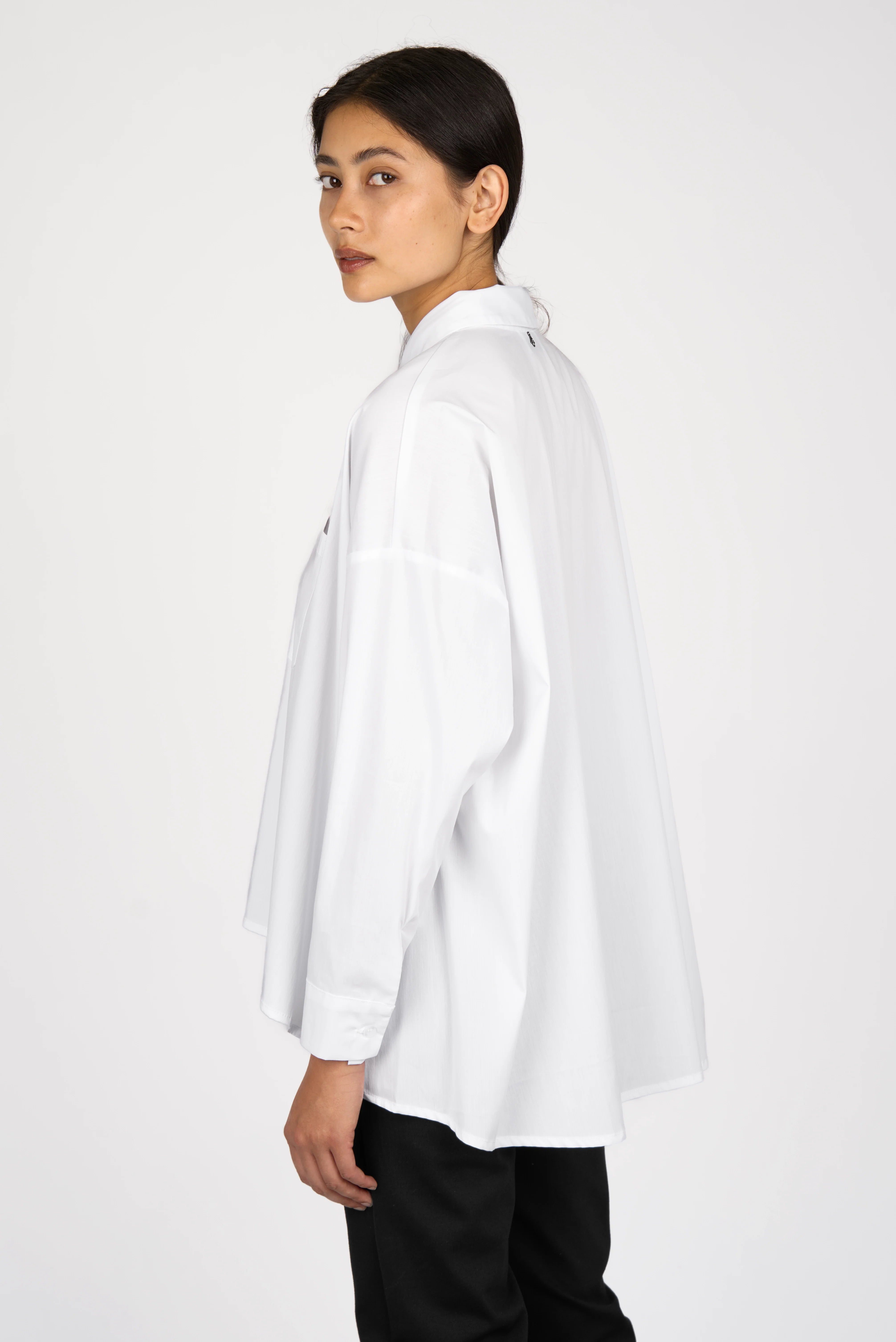 TIALY oversized white popeline blouse with A-line shape and dropped shoulders, worn by model from side back view