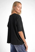 TIDA Blusenshirt in Schwarz mit V-Ausschnitt, lockerer Kastenform und kurzem Arm aus weicher Baumwolle.