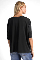 TIDA Blusenshirt schwarzes locker fallendes Kurzarmshirt mit V-Ausschnitt und weiter Kastenform, hinten länger geschnitten